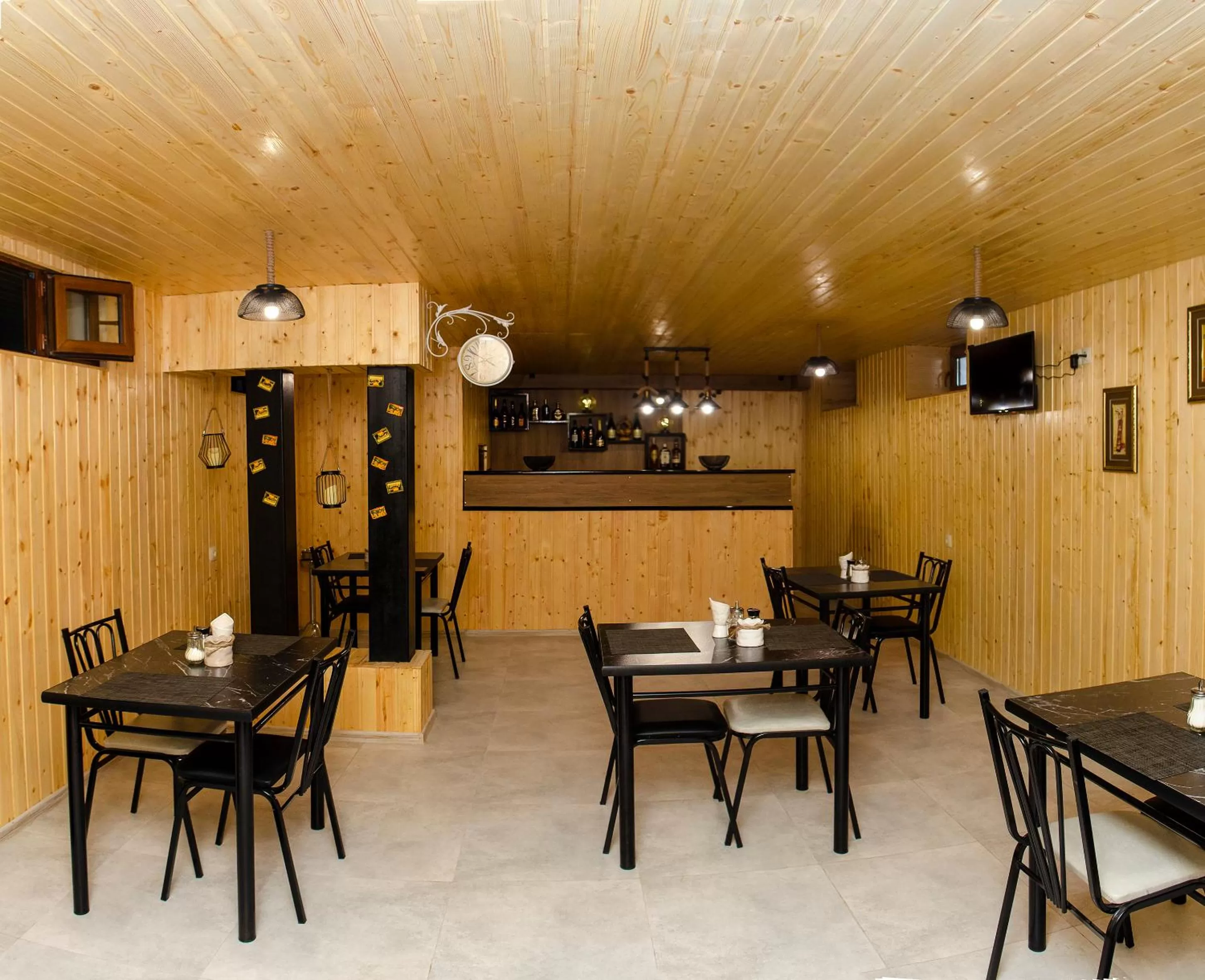 Communal lounge/ TV room, Restaurant/Places to Eat in Hotel S.R