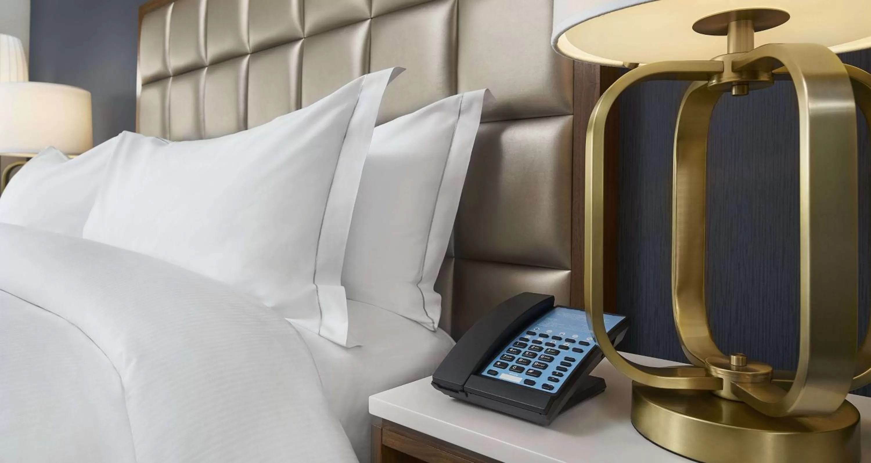 Bedroom, Bed in Hilton Chicago Oak Brook Hills Resort & Conference Center