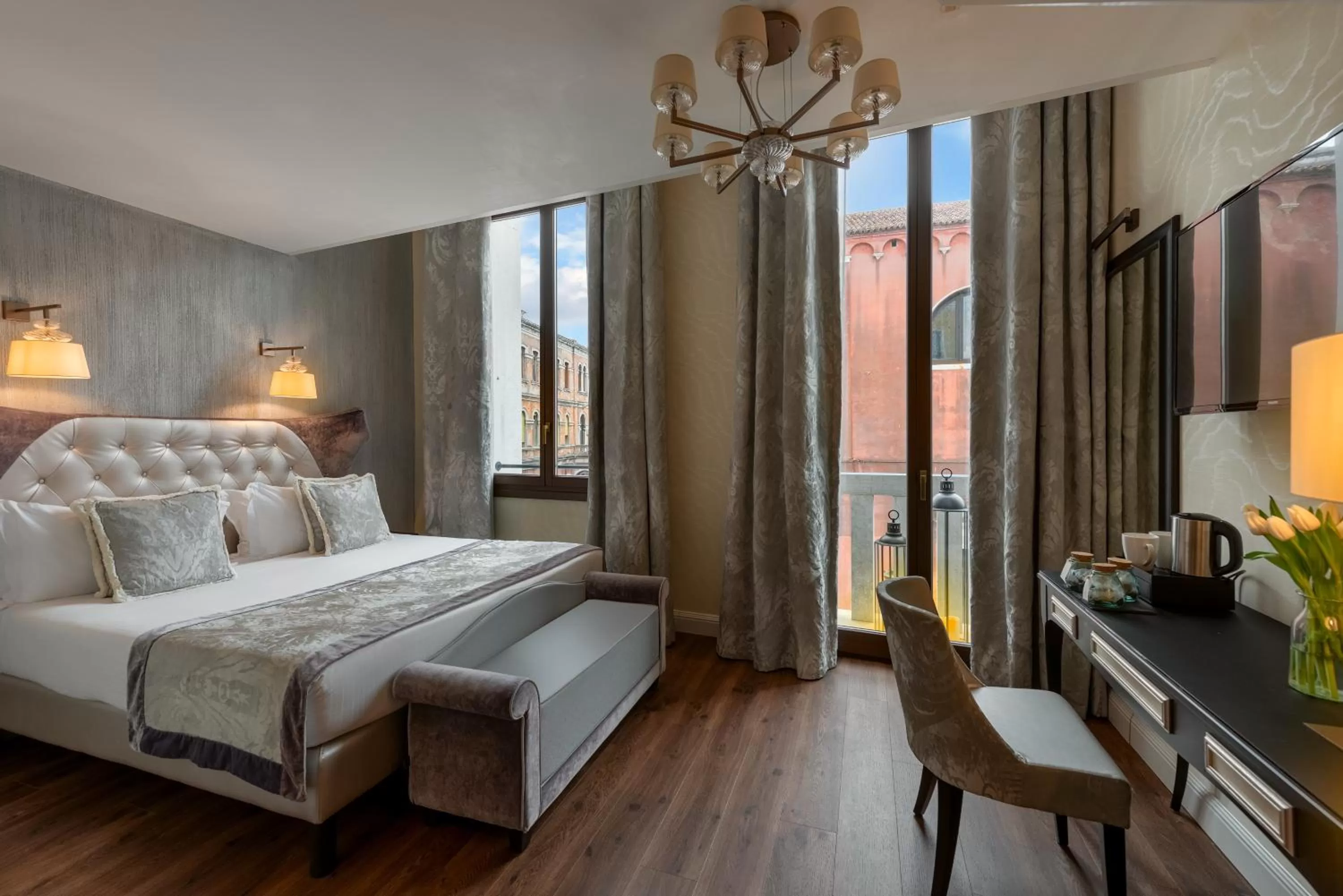 Bed in Palazzo Veneziano - Venice Collection