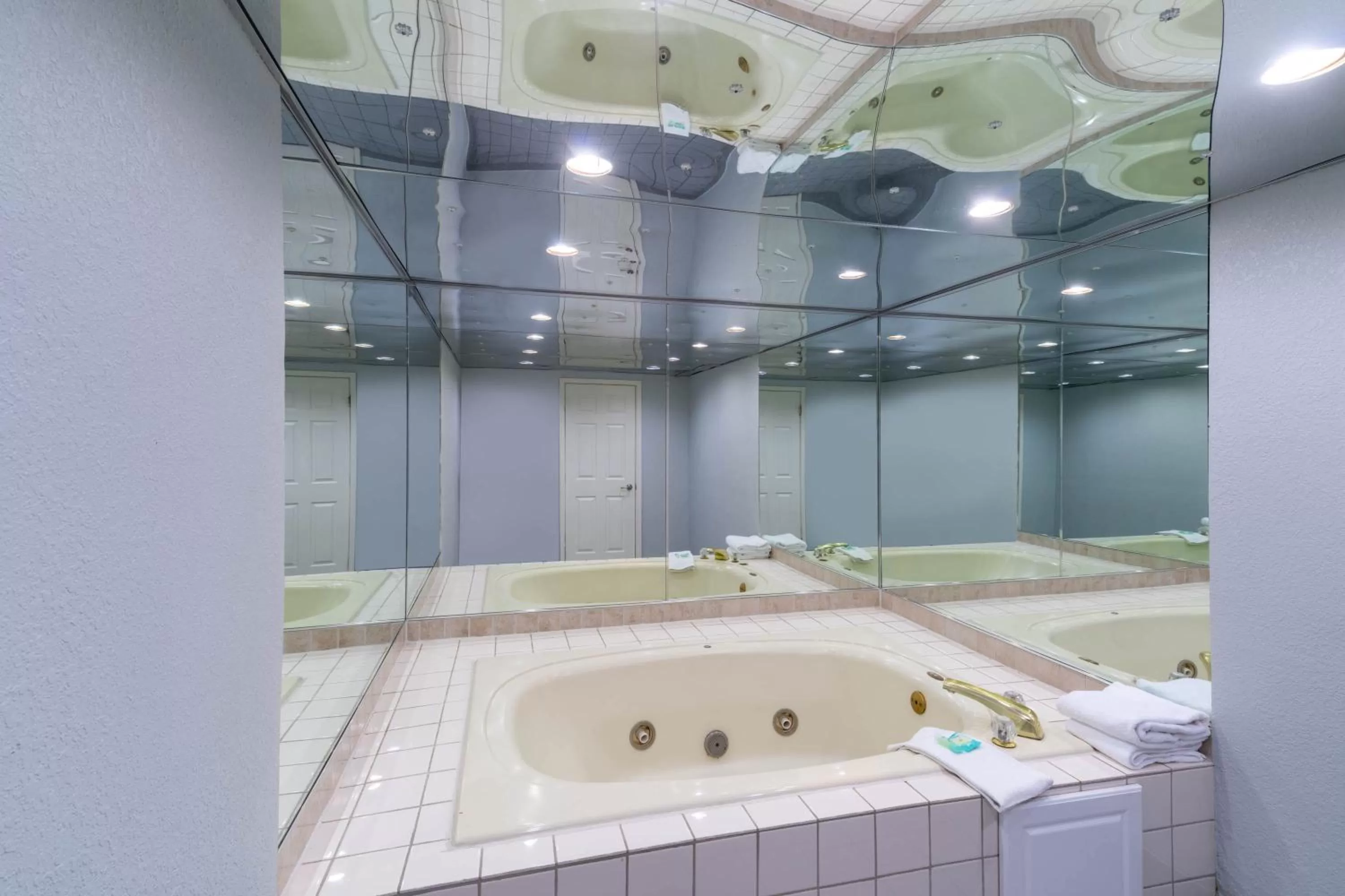 Hot Tub in Pigeon Forge Parkway Inn