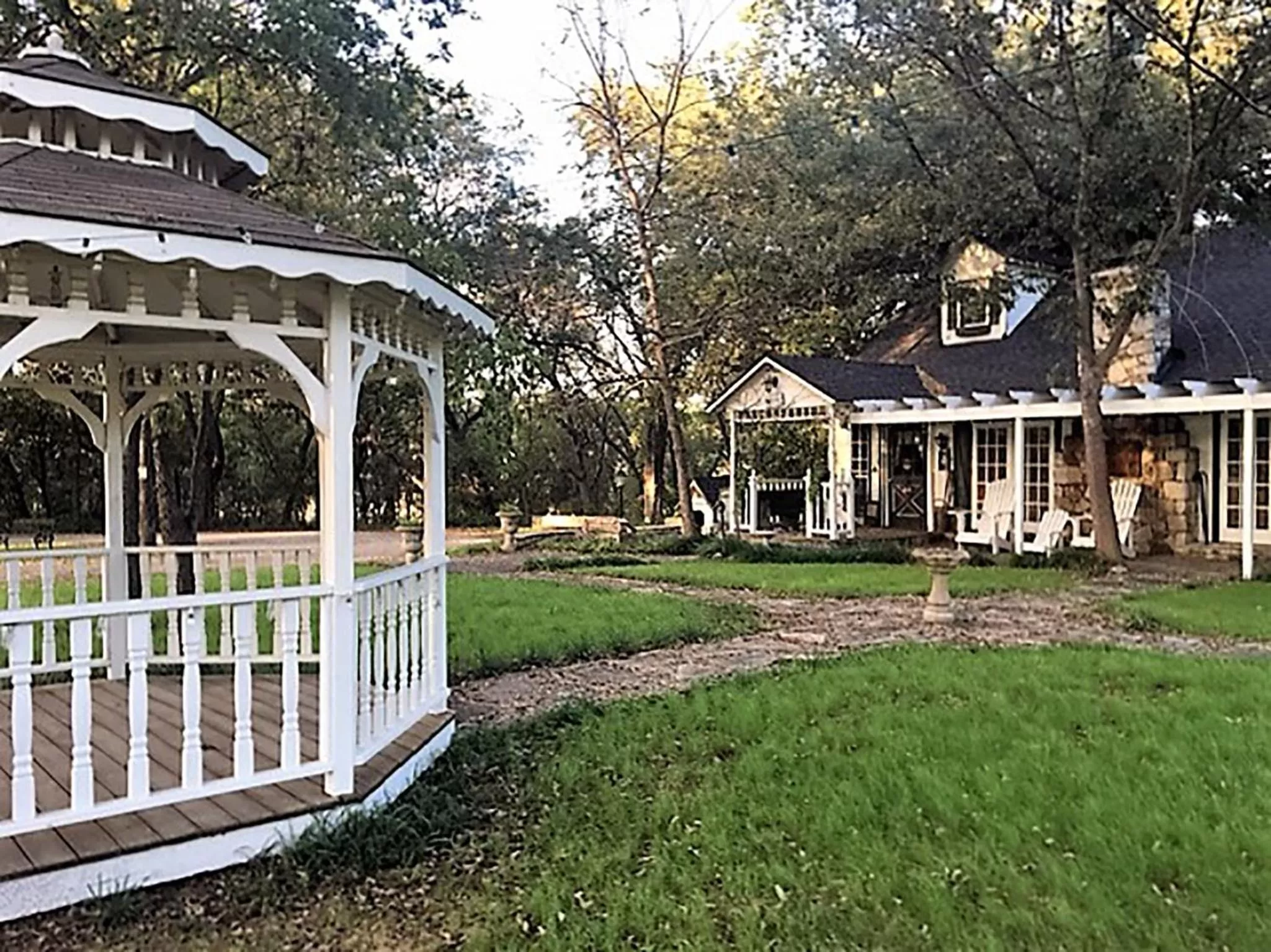 Facade/entrance in Country Woods Inn