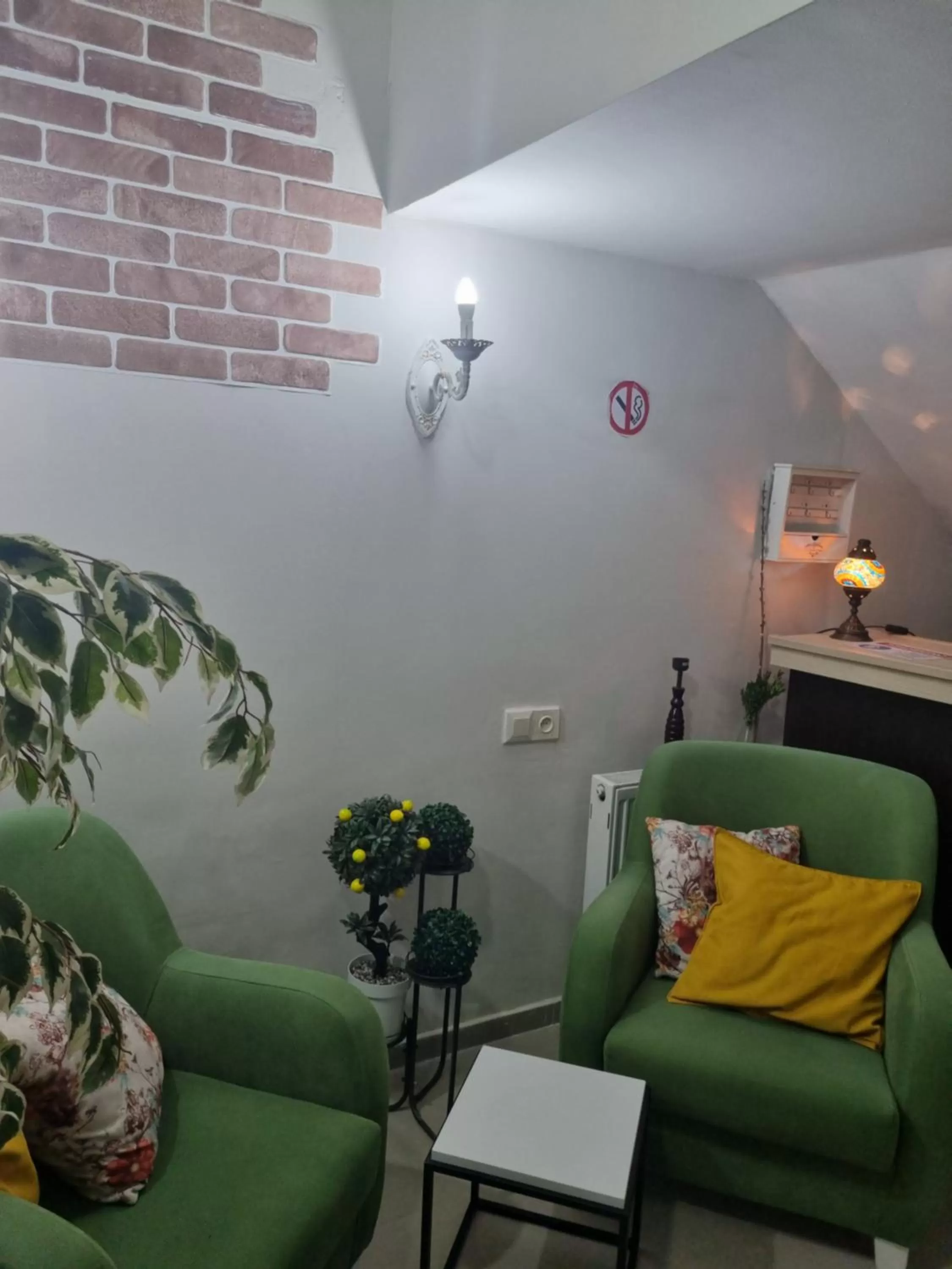 Seating Area in Shatell