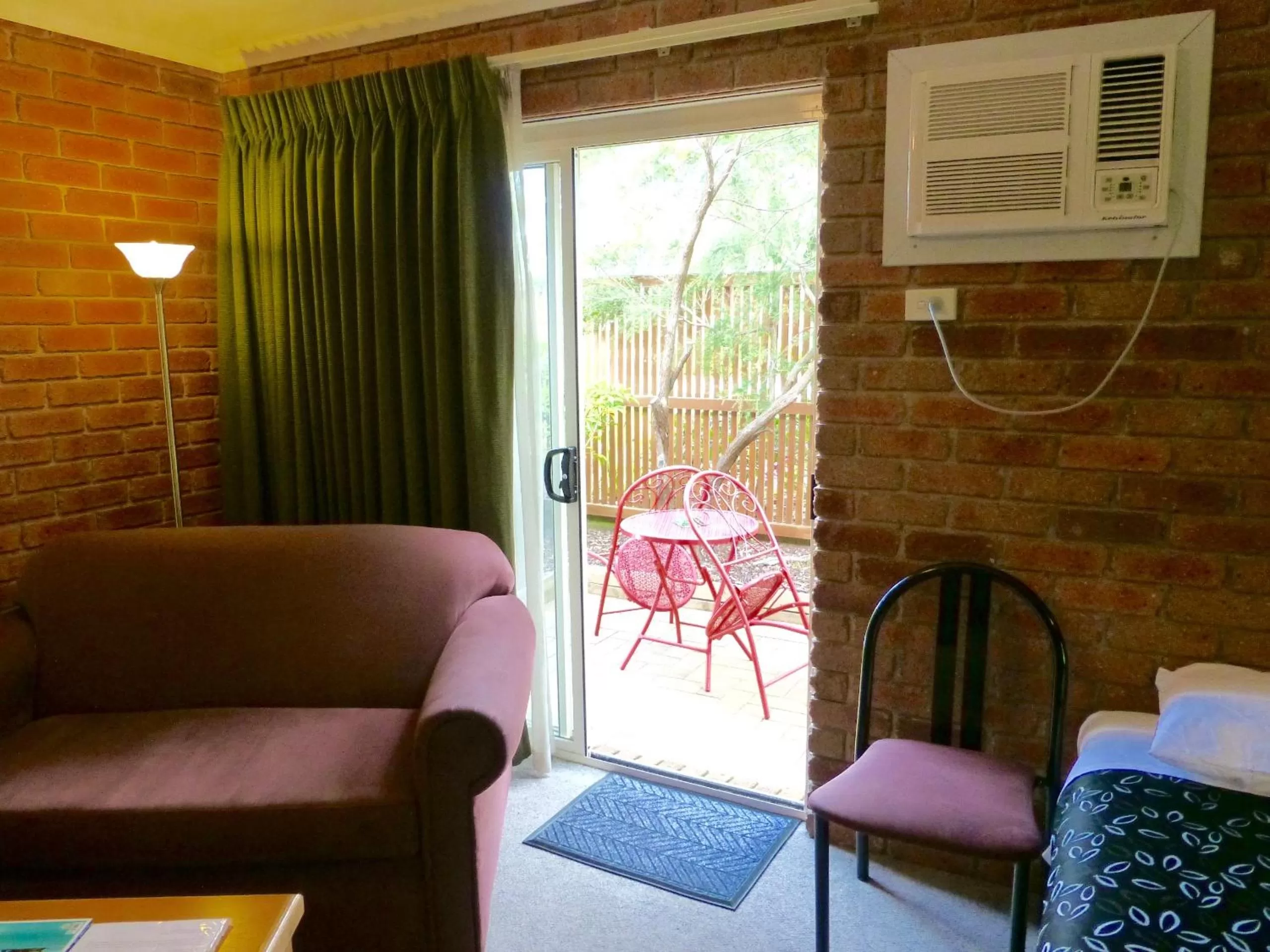 Garden view, Seating Area in Inverloch Central Motor Inn