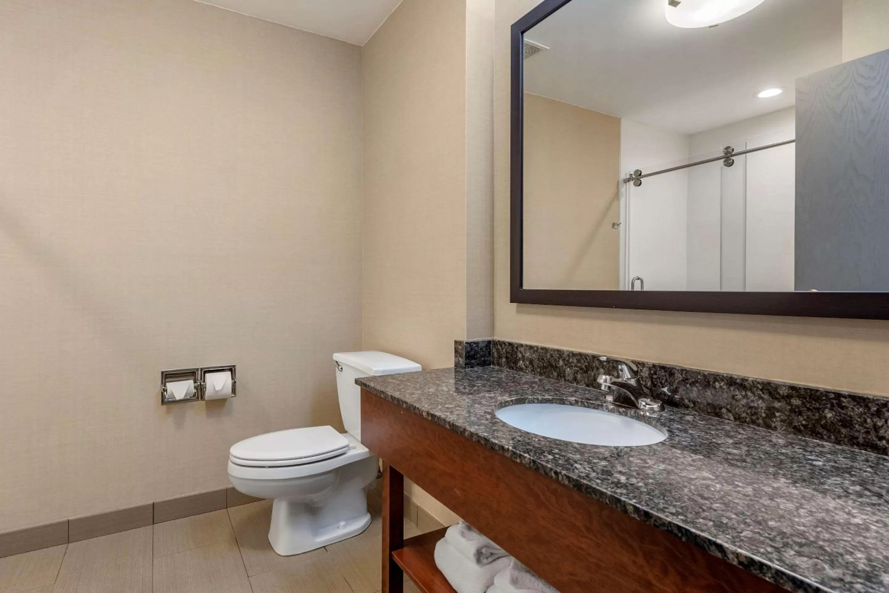 Bathroom in Comfort Suites Marion North