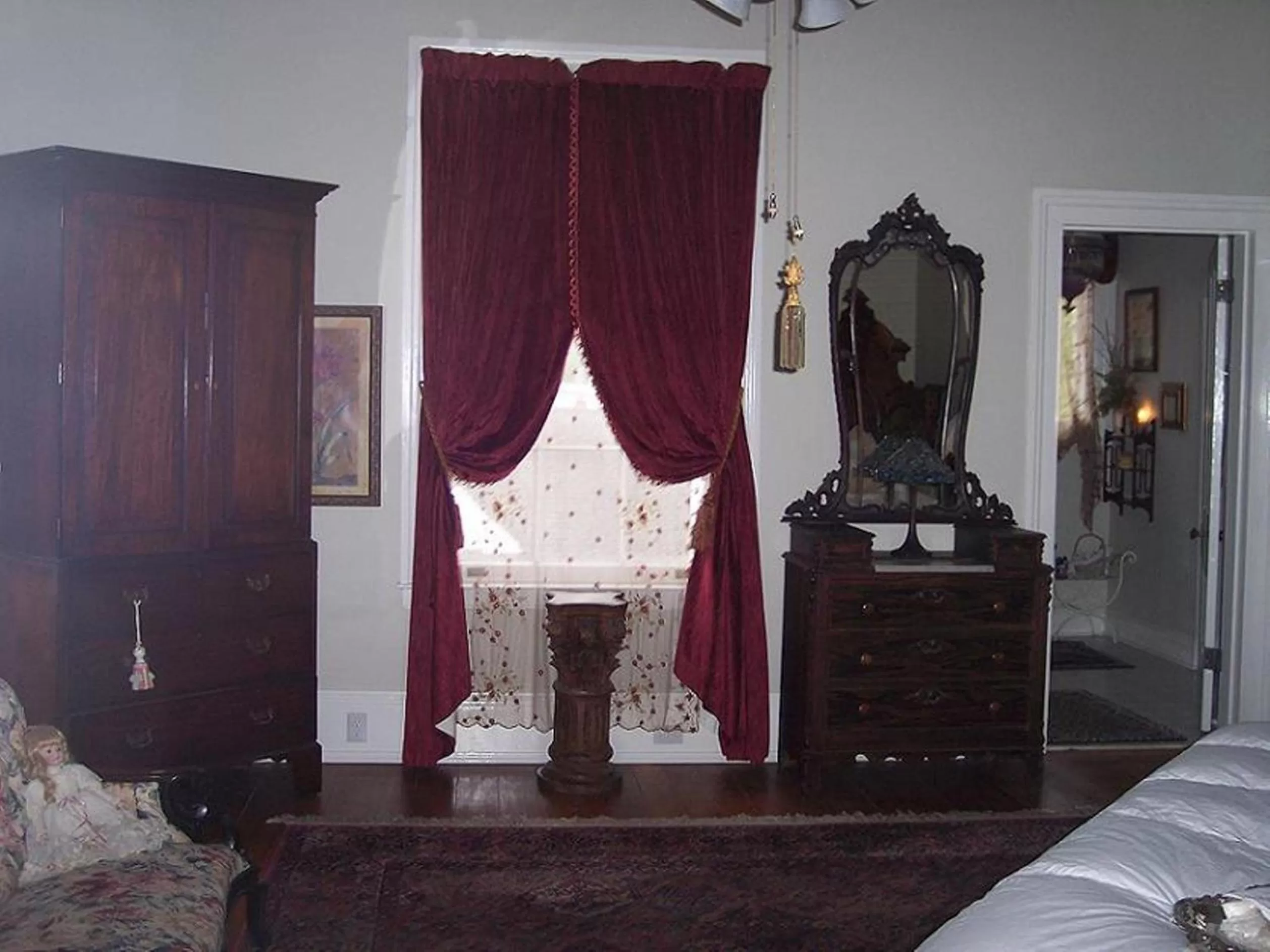 Decorative detail, Bed in Shadowlawn Bed and Breakfast