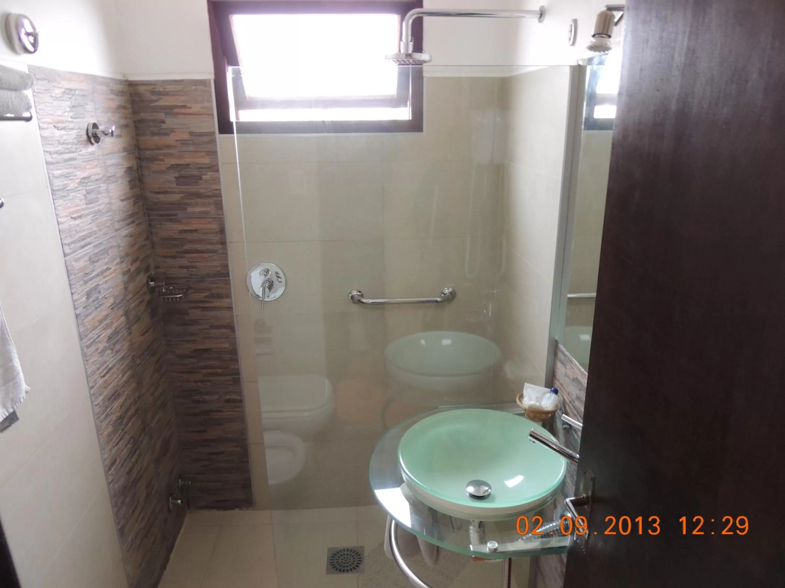 Shower, Bathroom in Hotel Internacional