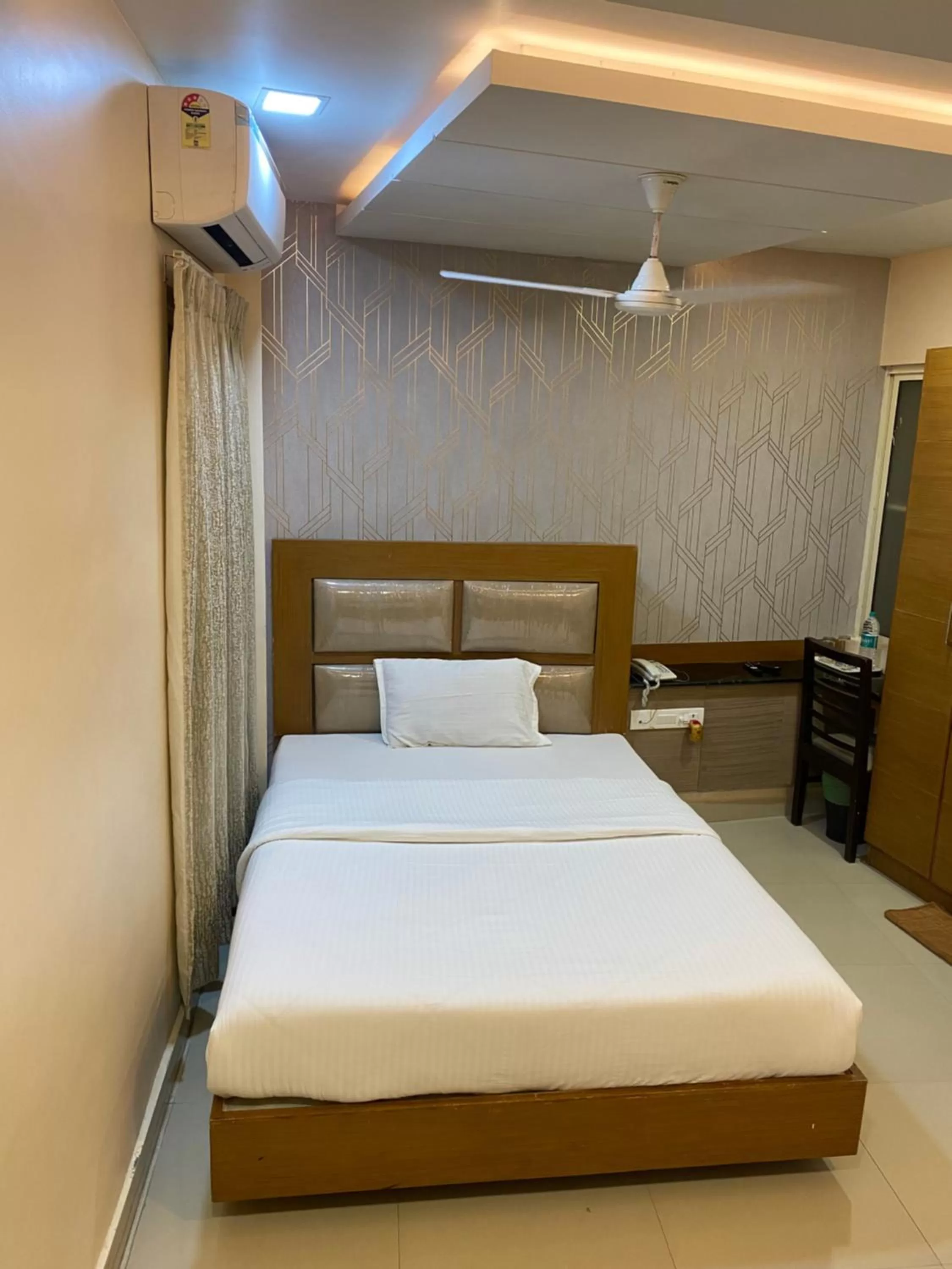 Bed in Greens Suite - Business Class Hotel - Opposite Ripon Building