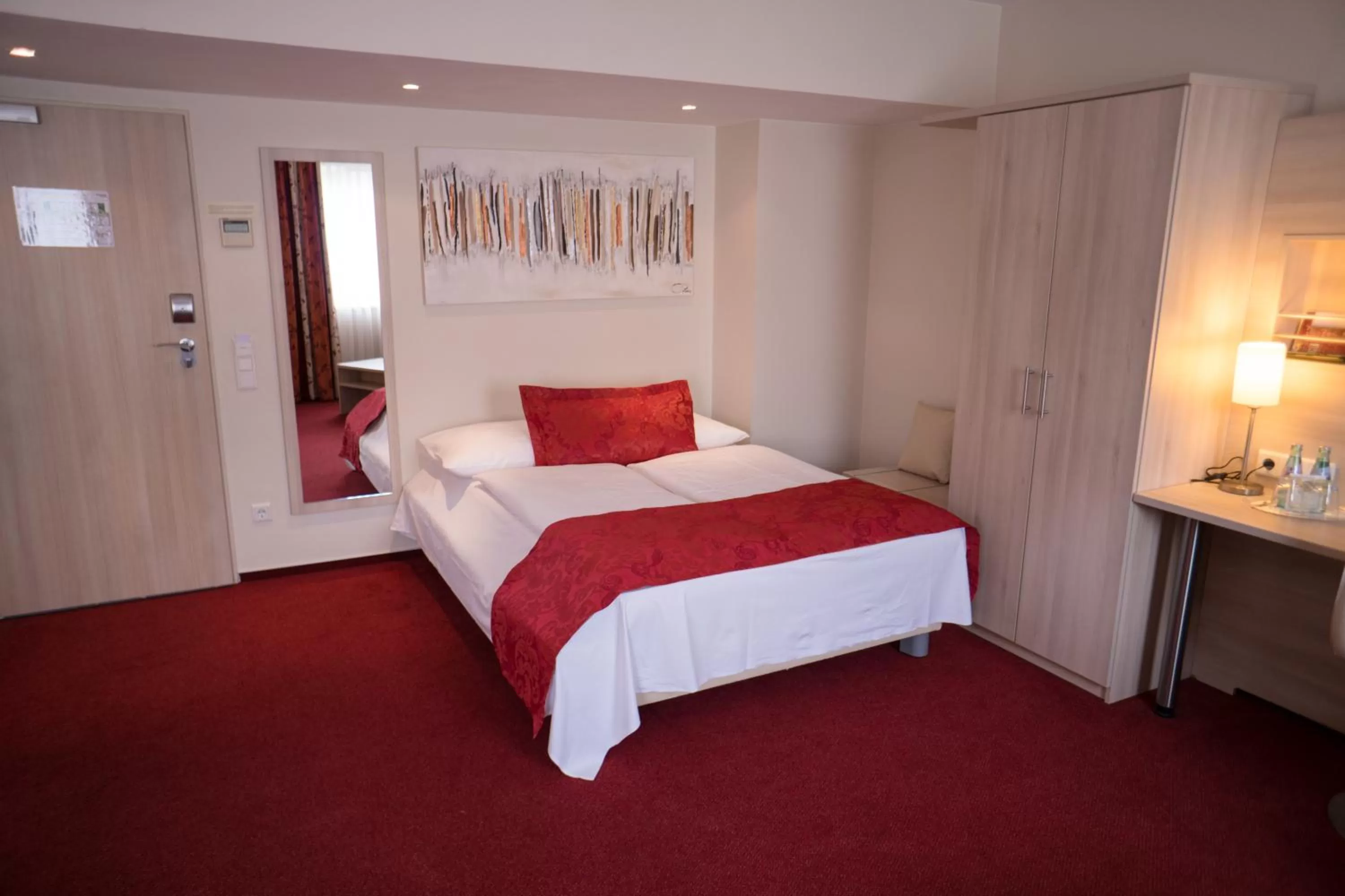 Photo of the whole room, Bed in Hotel Rödelheimer Hof - Am Wasserturm