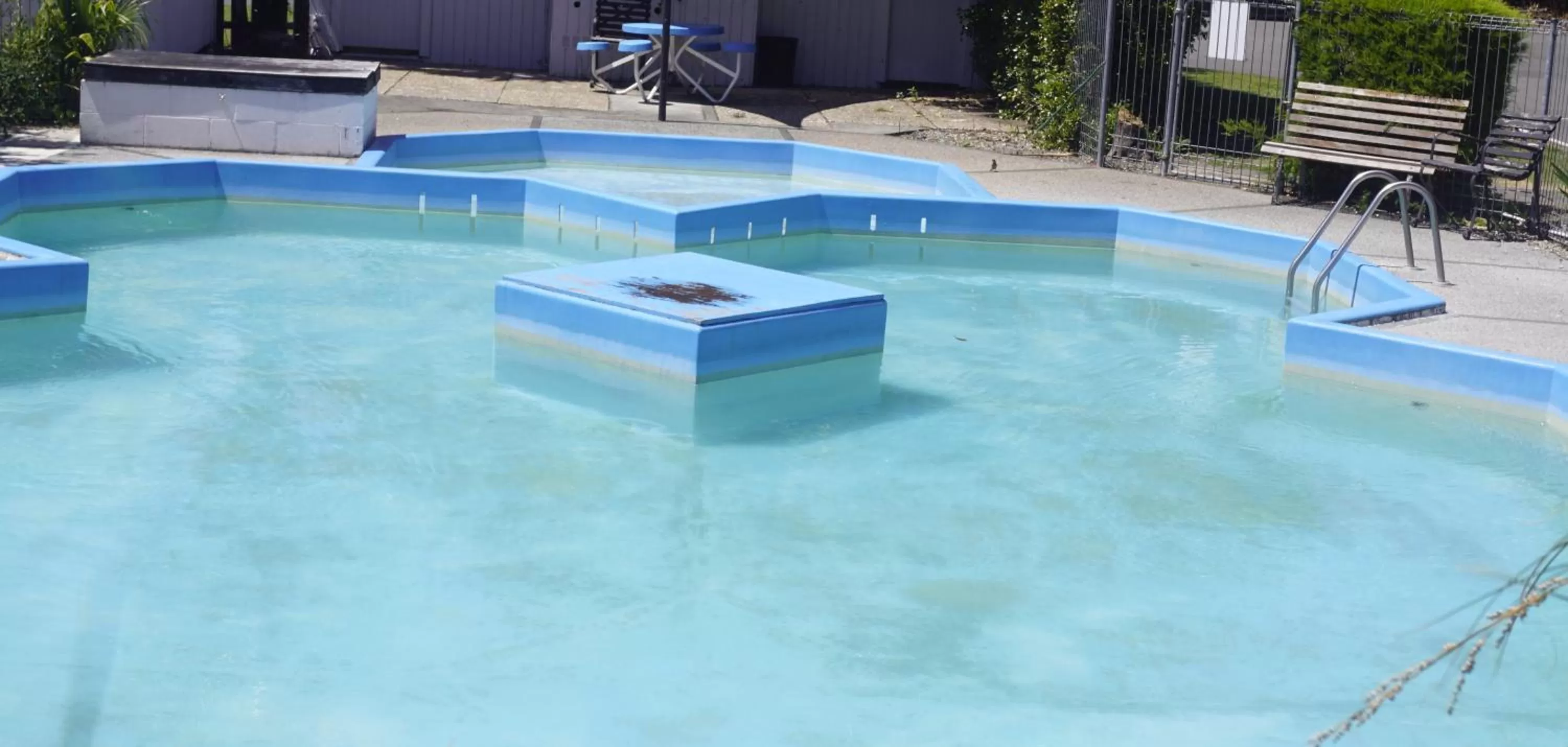 Swimming pool in Apple Motor Inn