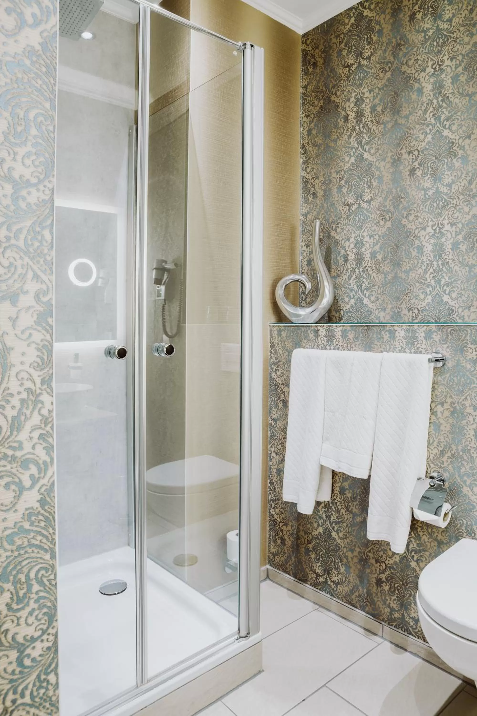 Shower in THE GATE GARDEN Hotel