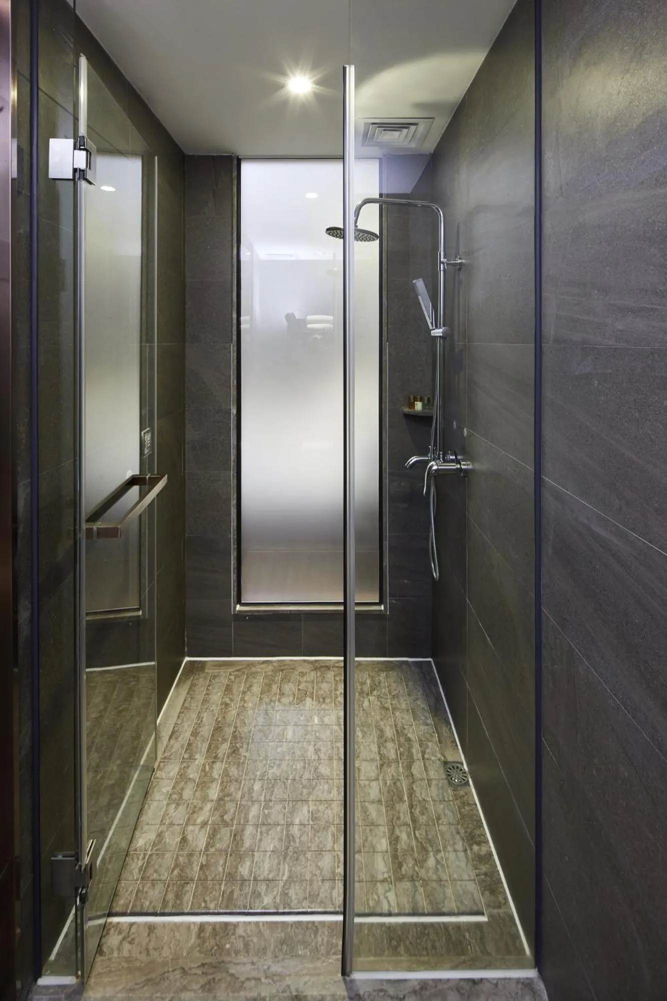 Bathroom in INSAIL Hotel (Shenzhen Dongmen Branch)