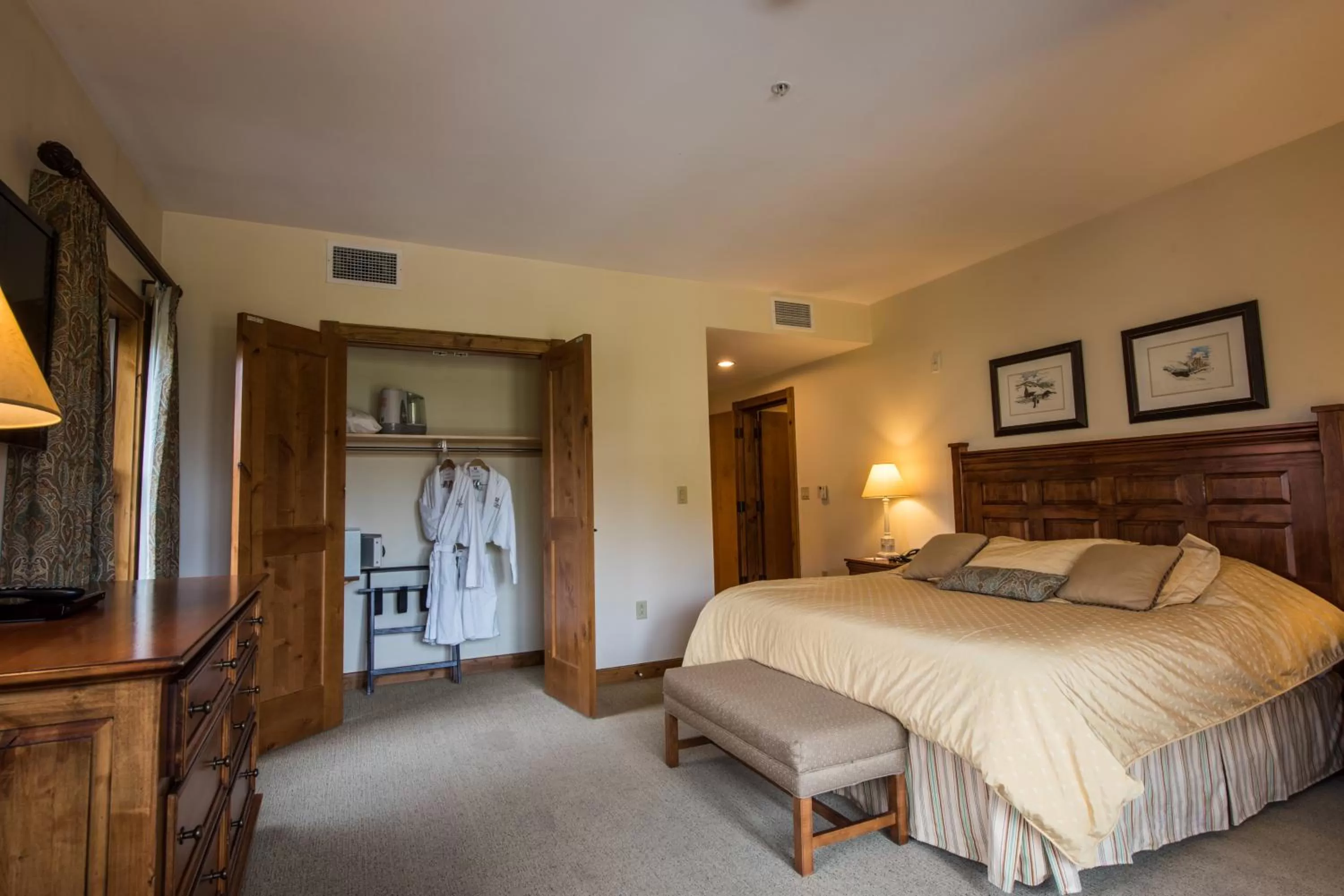 Bed in The Lodge at Mountaineer Square, A Vail Resorts Property