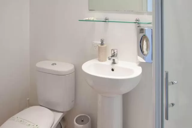 Bathroom in Panorama Motor Lodge