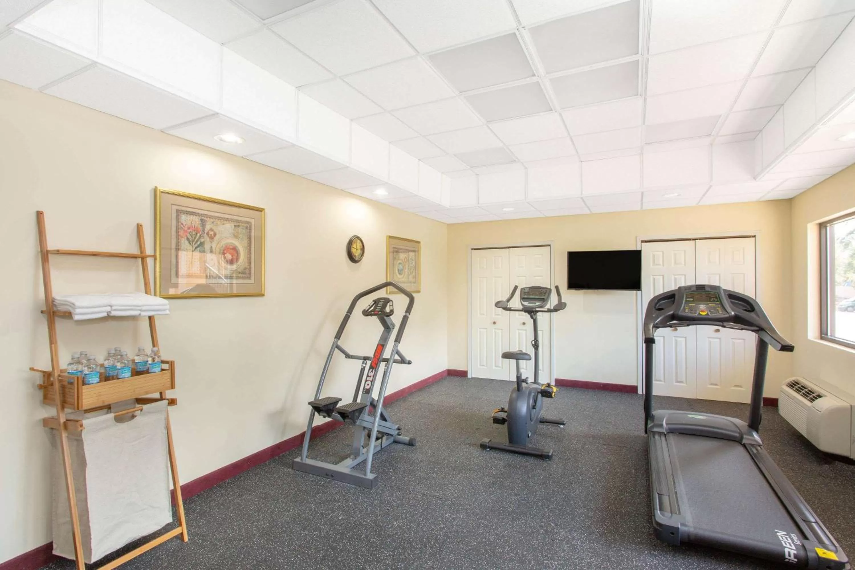 Fitness centre/facilities in Baymont by Wyndham Midway Tallahassee
