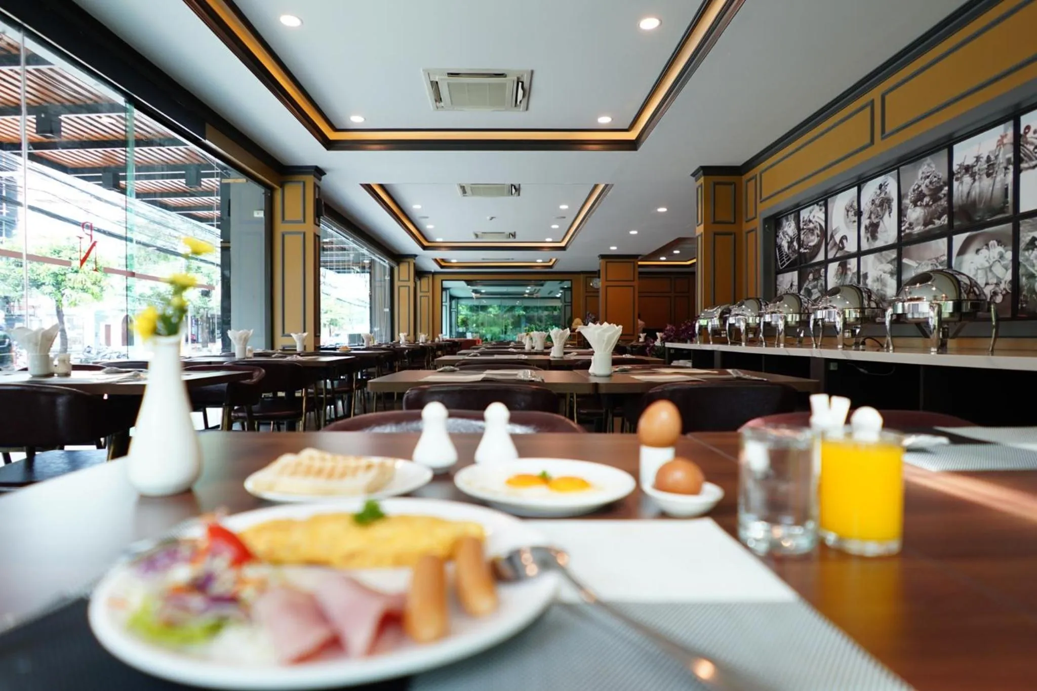 Restaurant/places to eat in Picnic Hotel Bangkok - Rang Nam