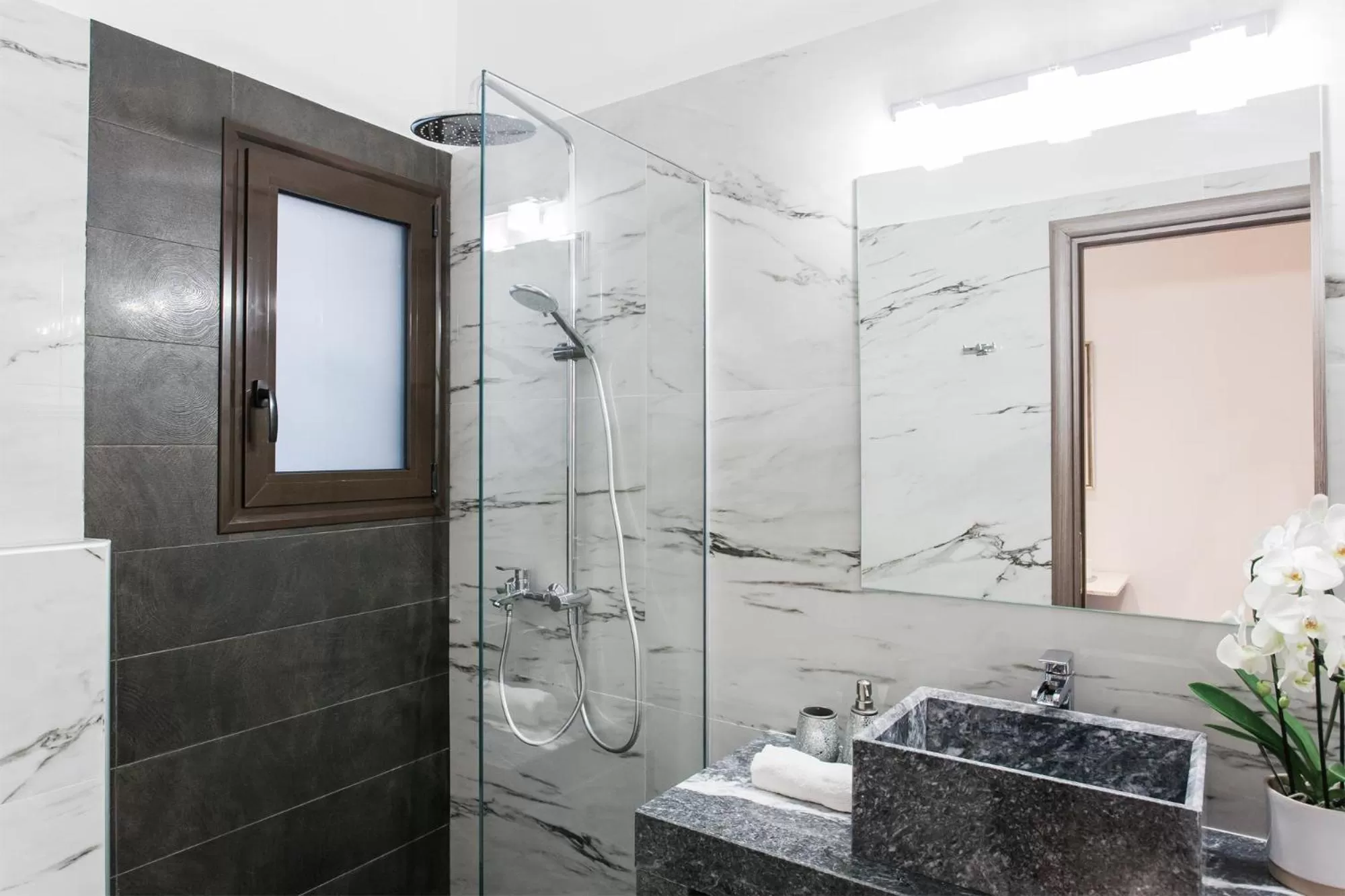 Shower in Nicholas Point Apartments and Rooms