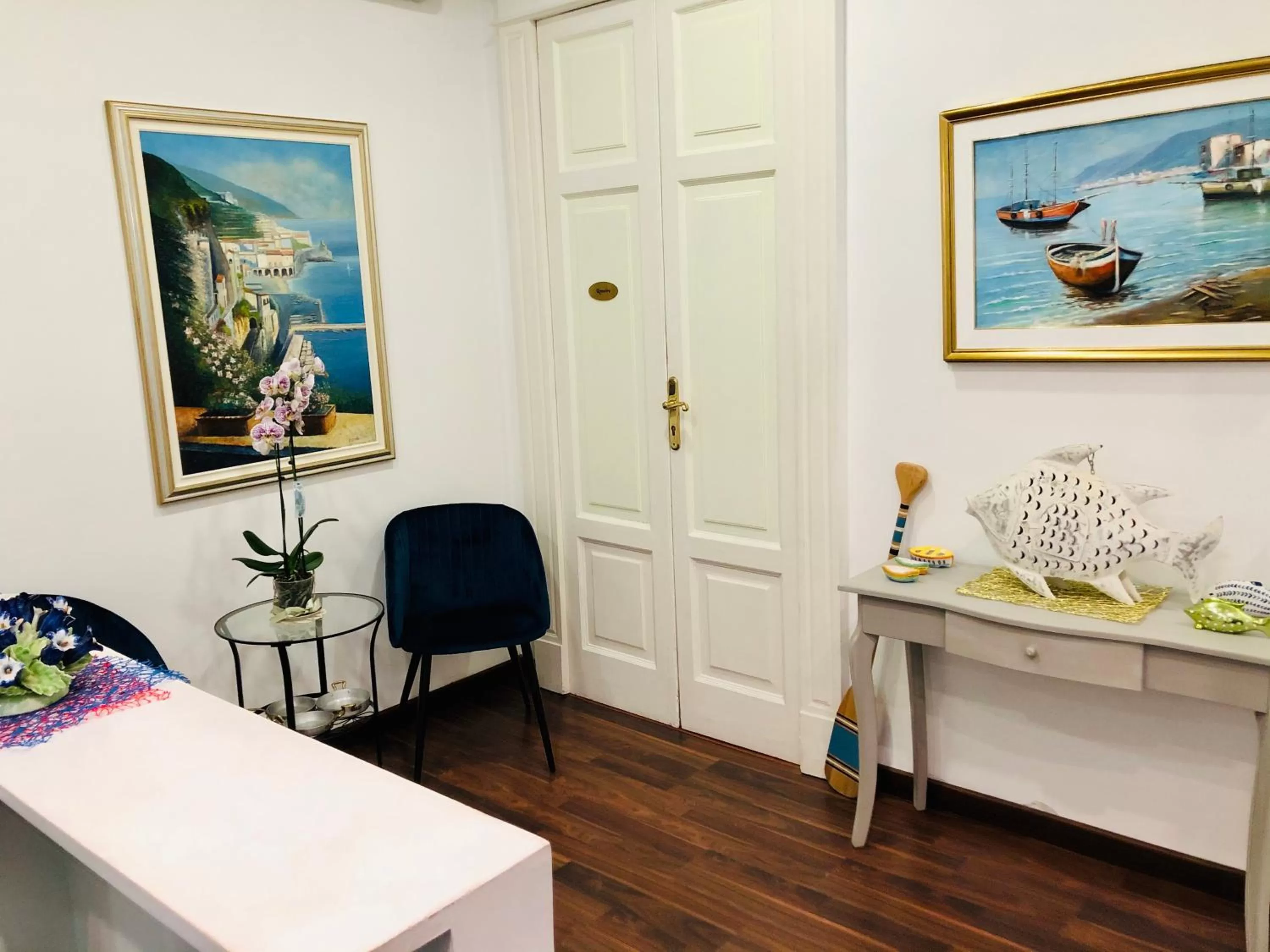 Communal lounge/ TV room in RarityArt GuestHouse