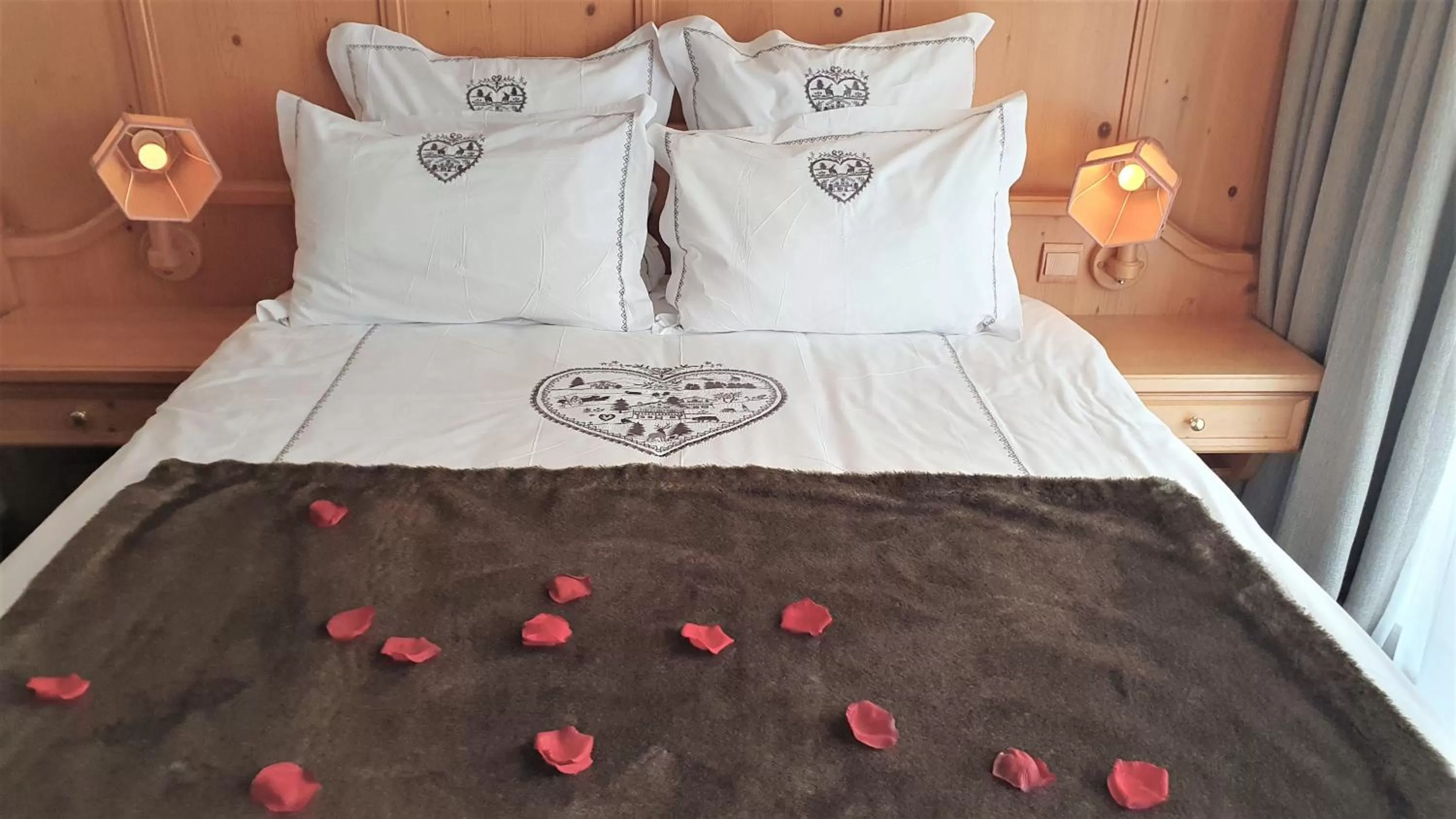 Bedroom, Bed in Hôtel Macchi Restaurant & Spa