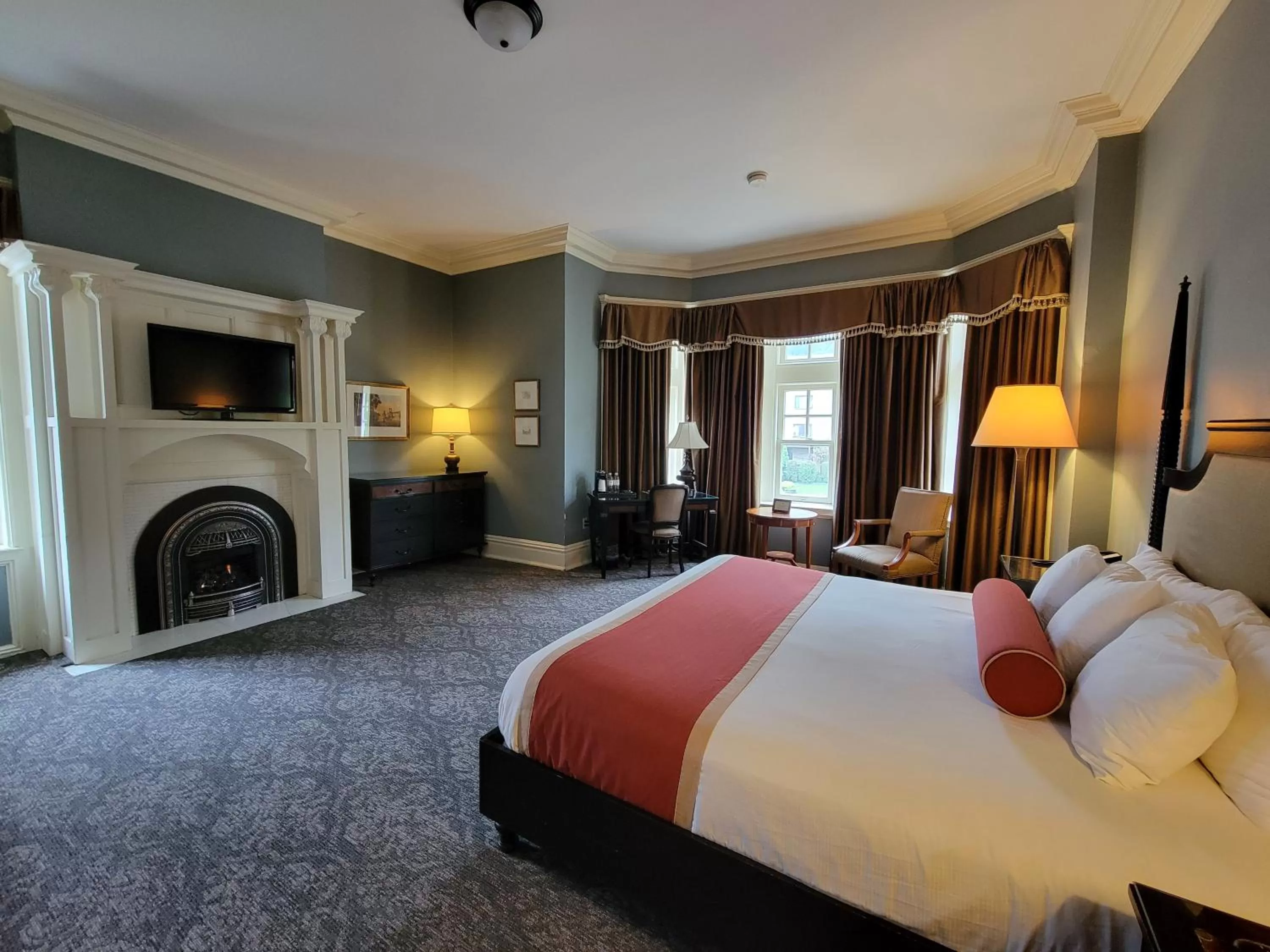 Bedroom, Bed in Mansions on Fifth