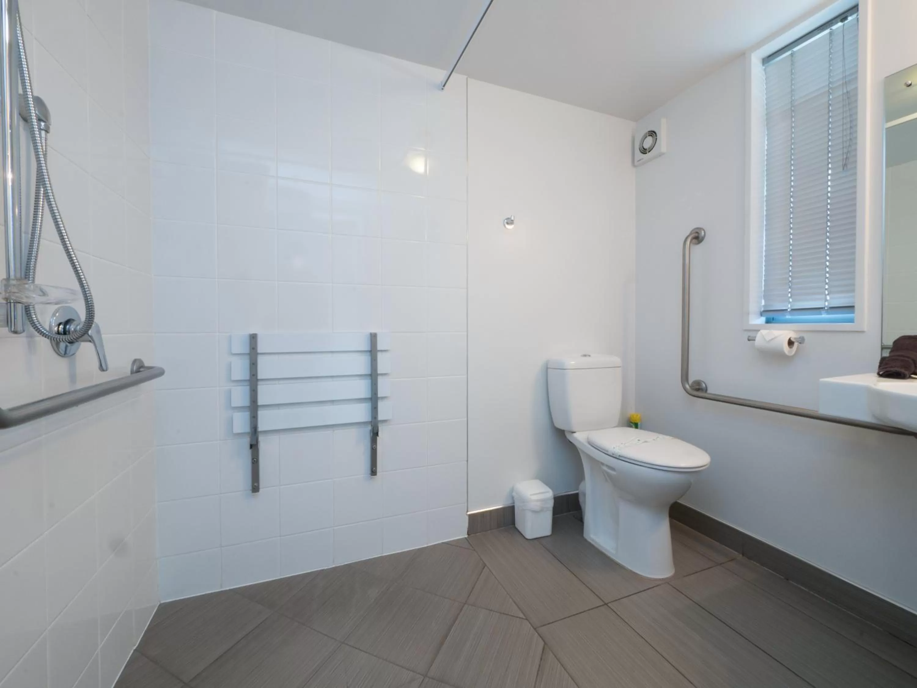 Bathroom in Bellano Motel Suites