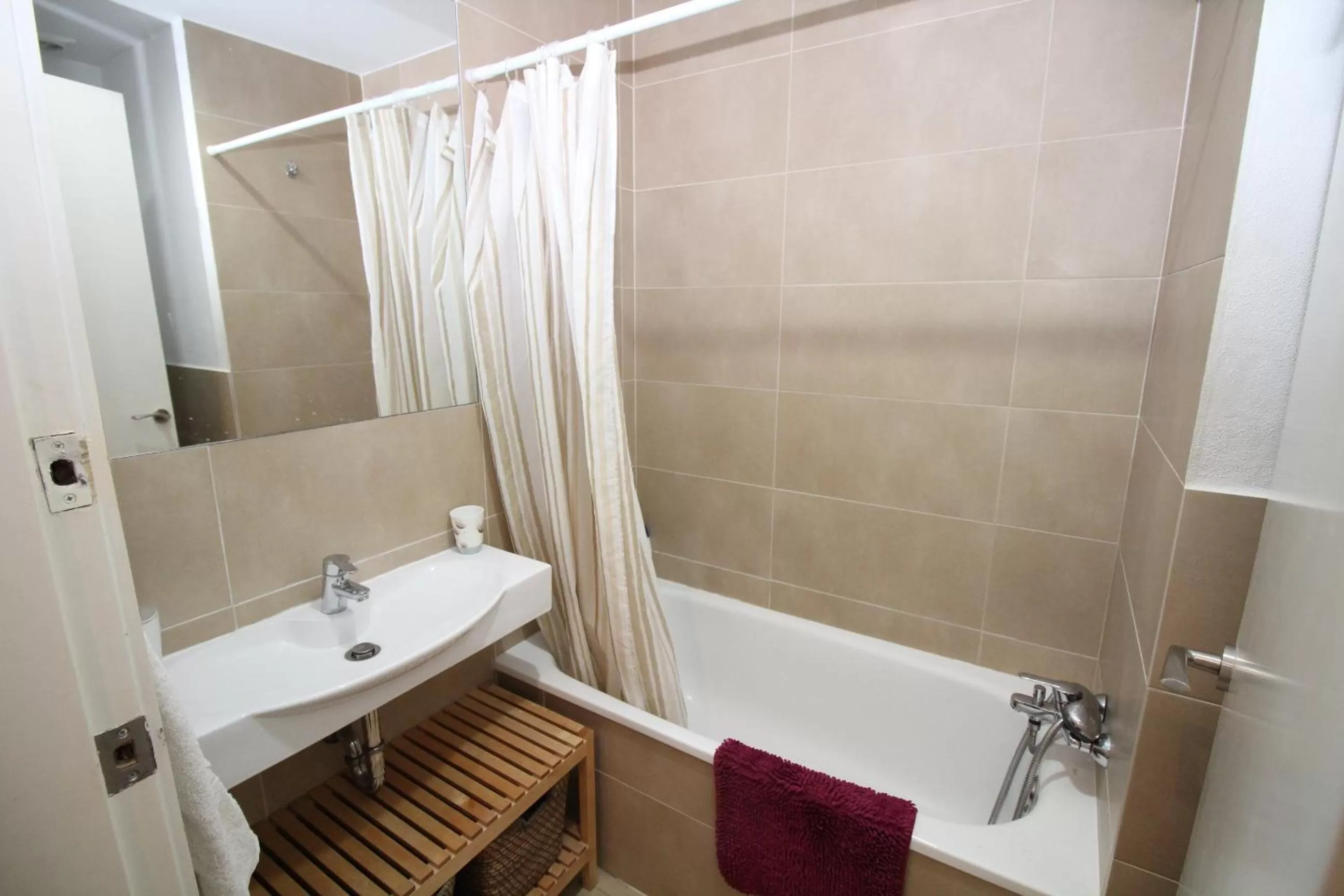 Bathroom in Rooms Arago