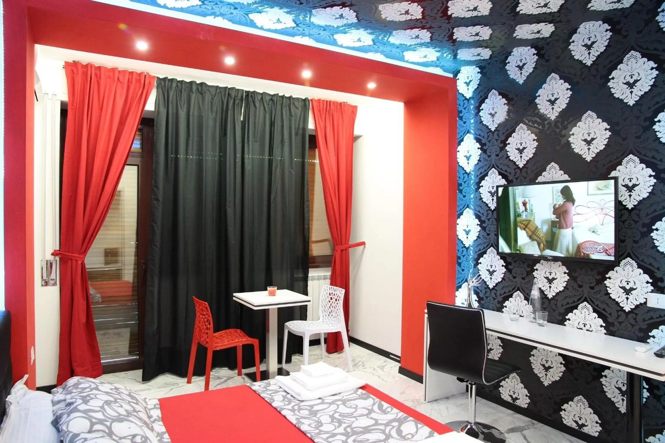 Decorative detail, Bed in Black & White G&G