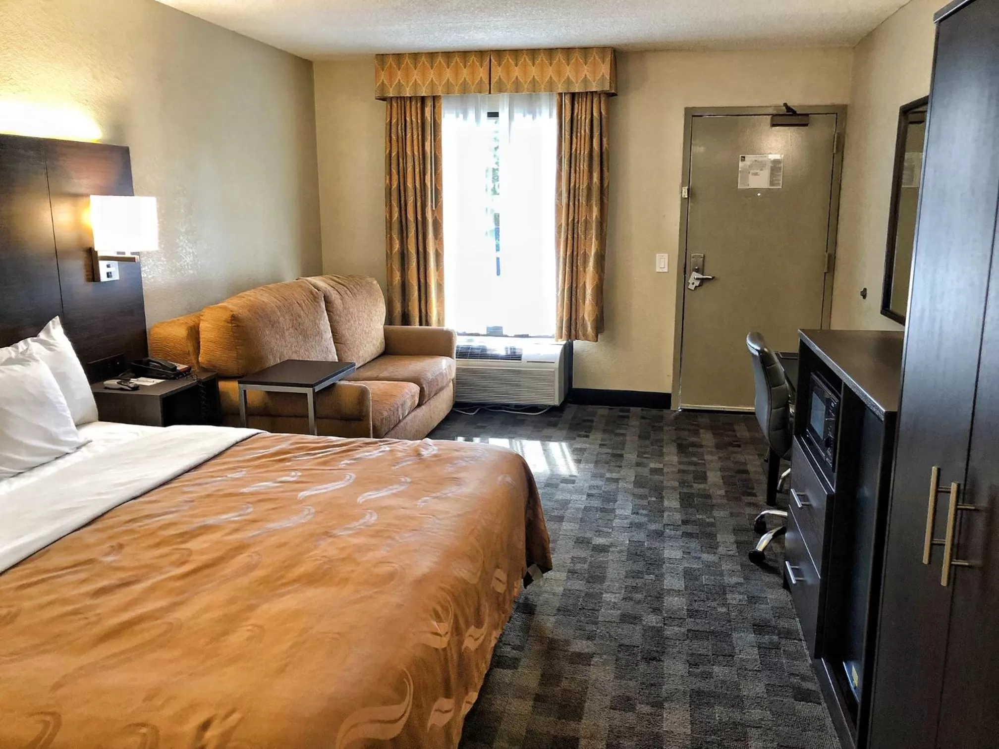 Standard Room, 1 King Bed, Accessible Tub, Non Smoking in Quality Inn Riverside near UCR and Downtown