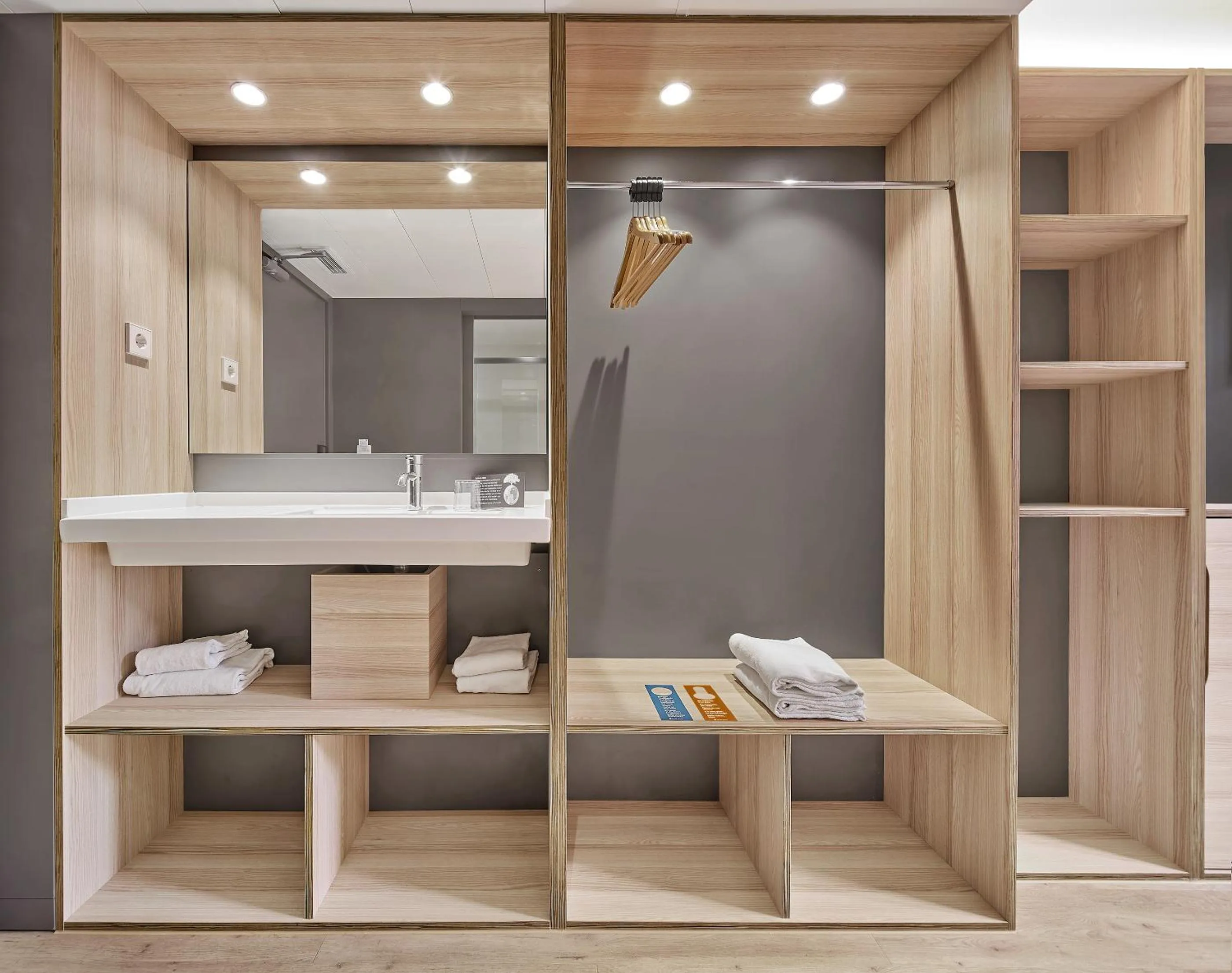 wardrobe in Hostal Lami