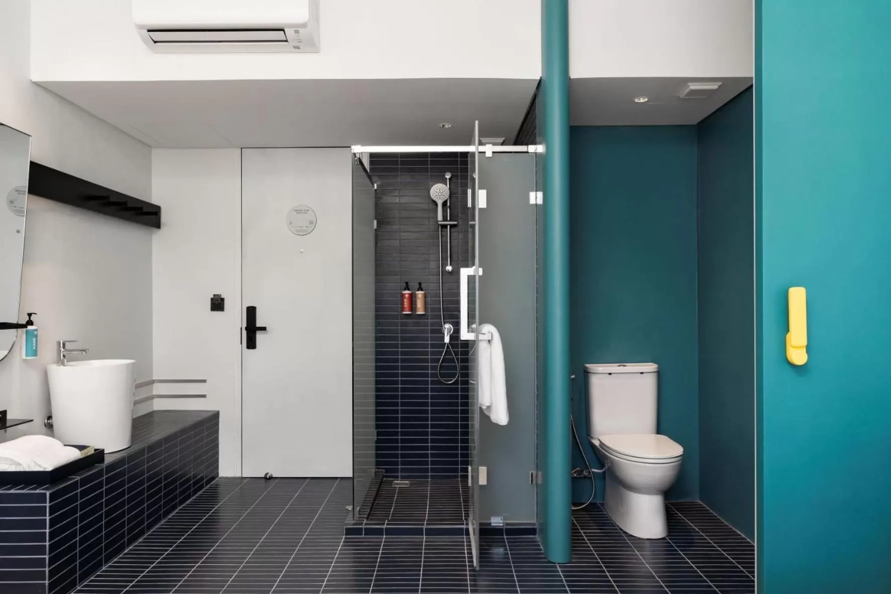 Toilet in GO Hotel Bowin at Robinson Lifestyle Bowin