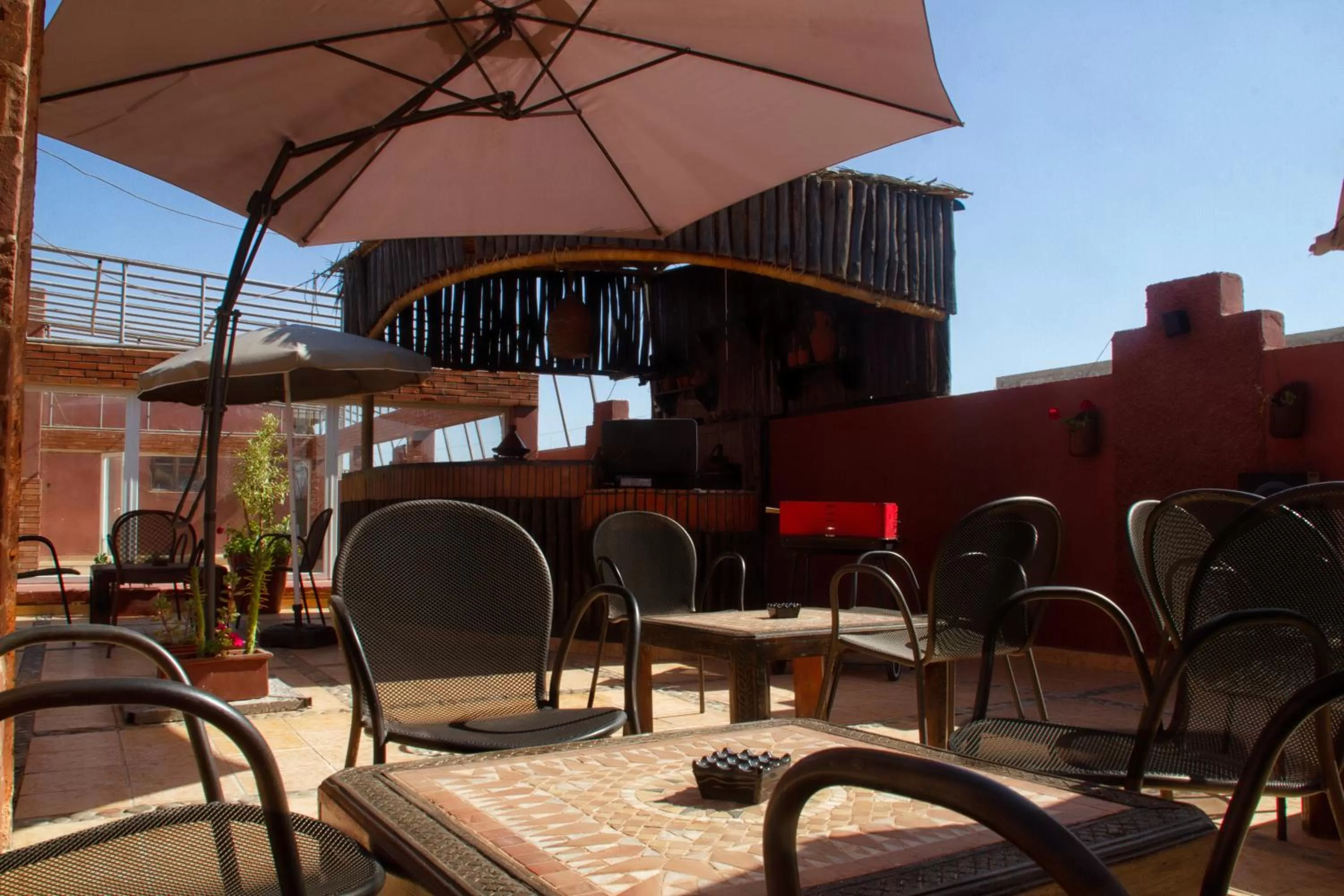 Property building, Restaurant/Places to Eat in Apparts-hôtel ISNI