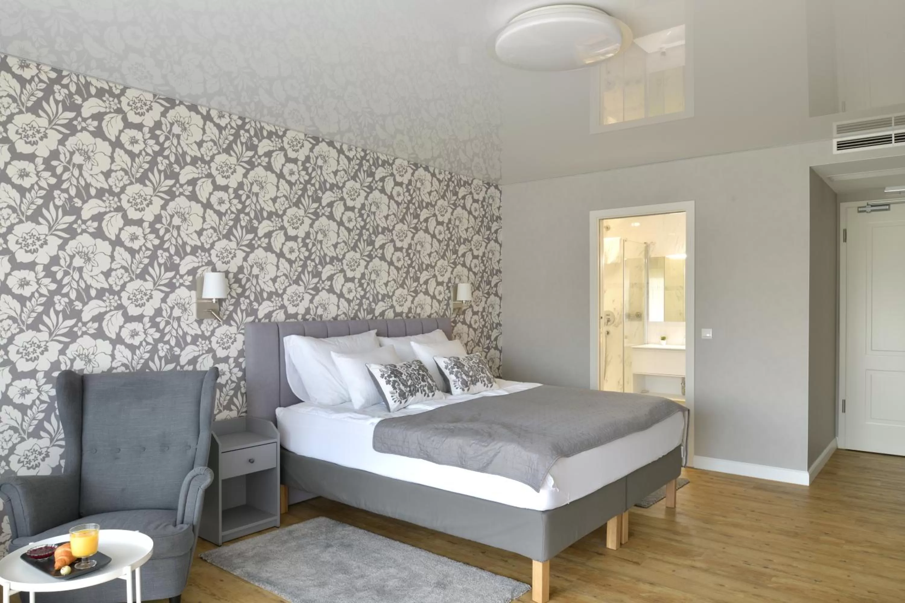 Photo of the whole room, Bed in TI Hotel