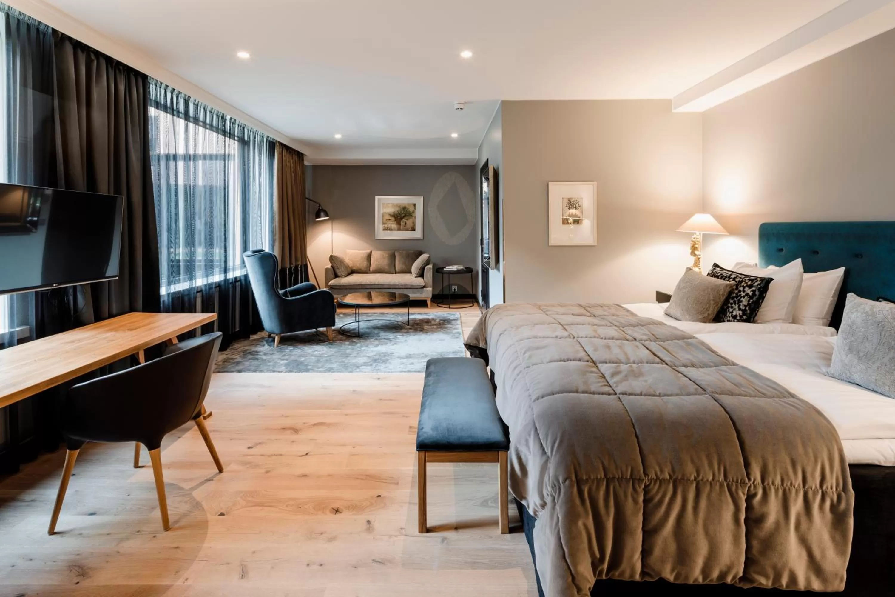 Seating area, Bed in Hotel F6