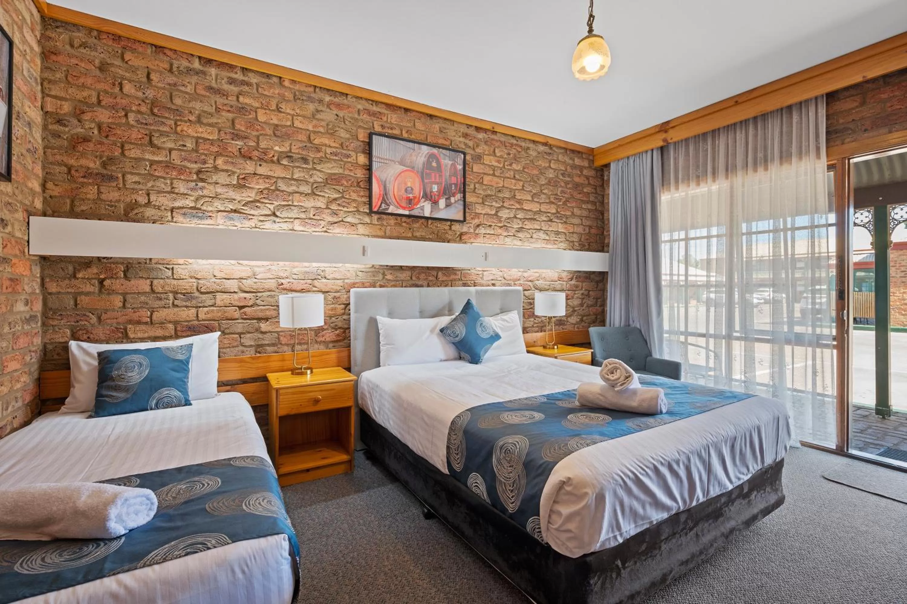 Bedroom, Bed in The Settlement Historic Hotel