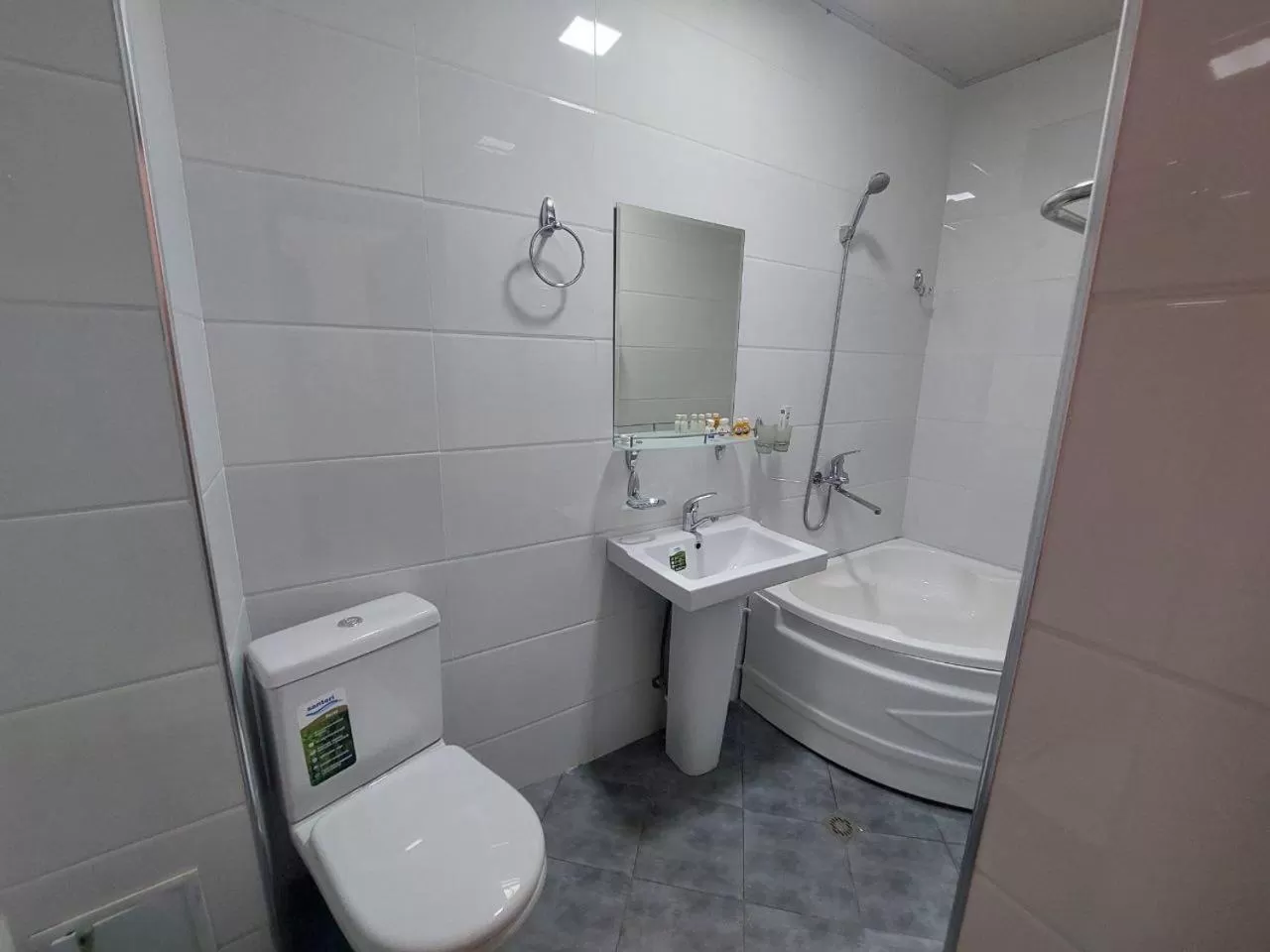 Bathroom in Samarabonu Hotel