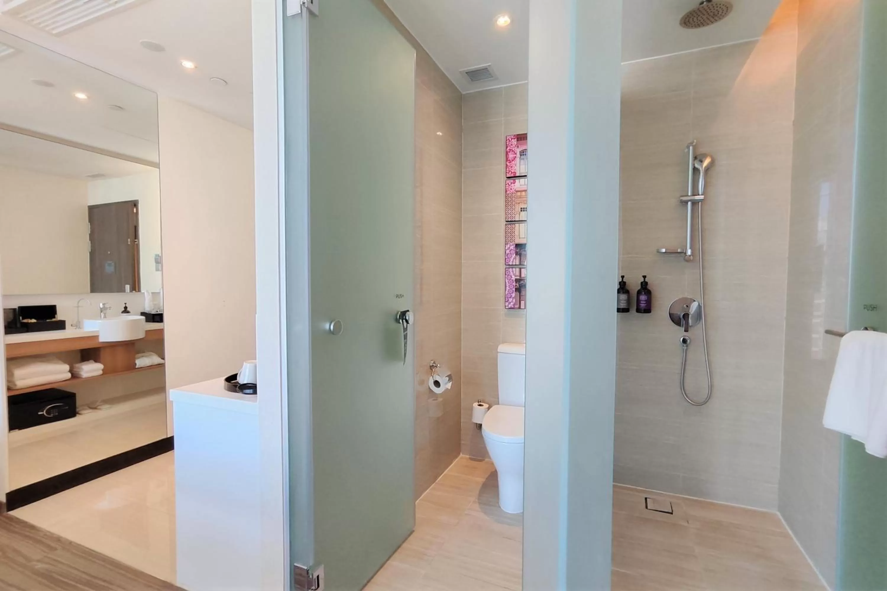 Shower in Mercure Singapore Bugis