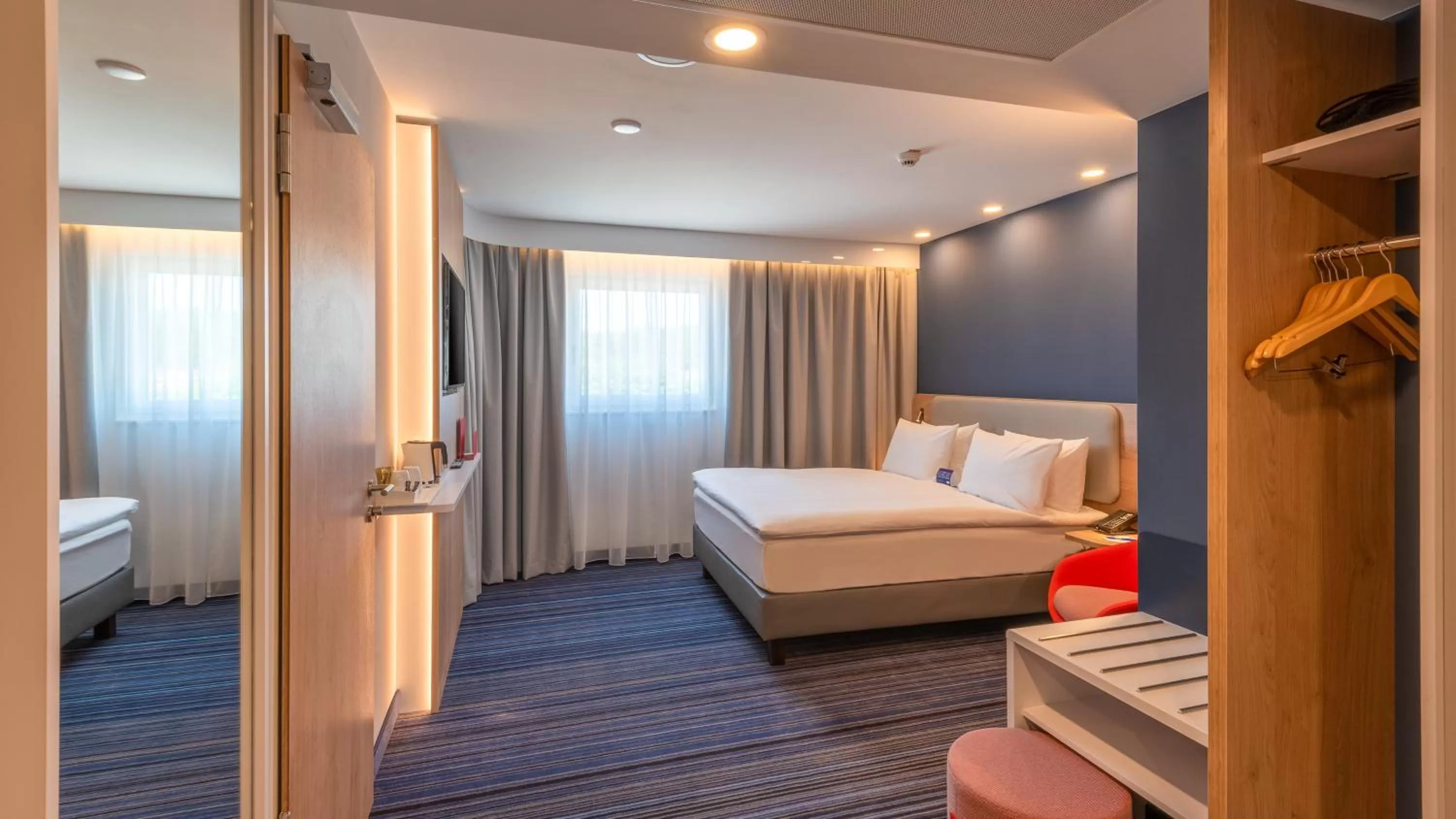 Photo of the whole room, Bed in Holiday Inn Express - Hamburg South A7-AS42 by IHG