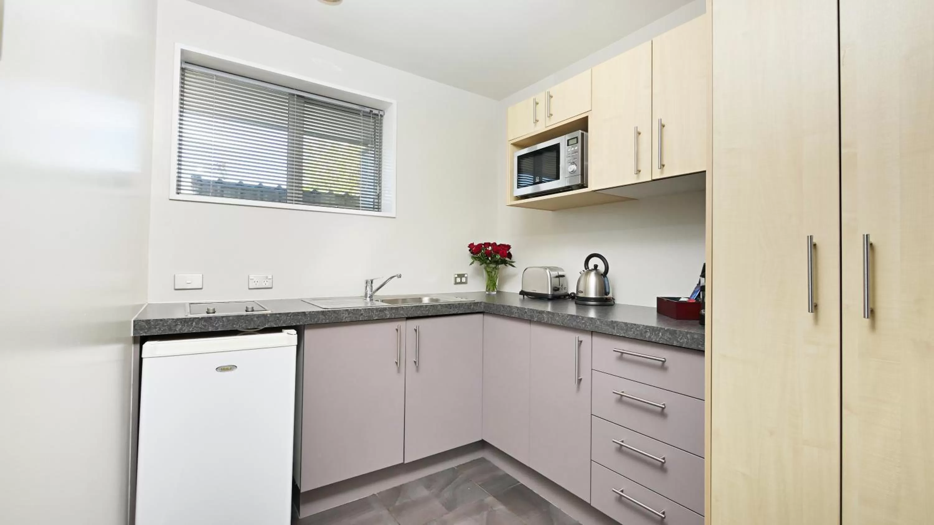 Kitchen or kitchenette in Arthur's Court Motor Lodge
