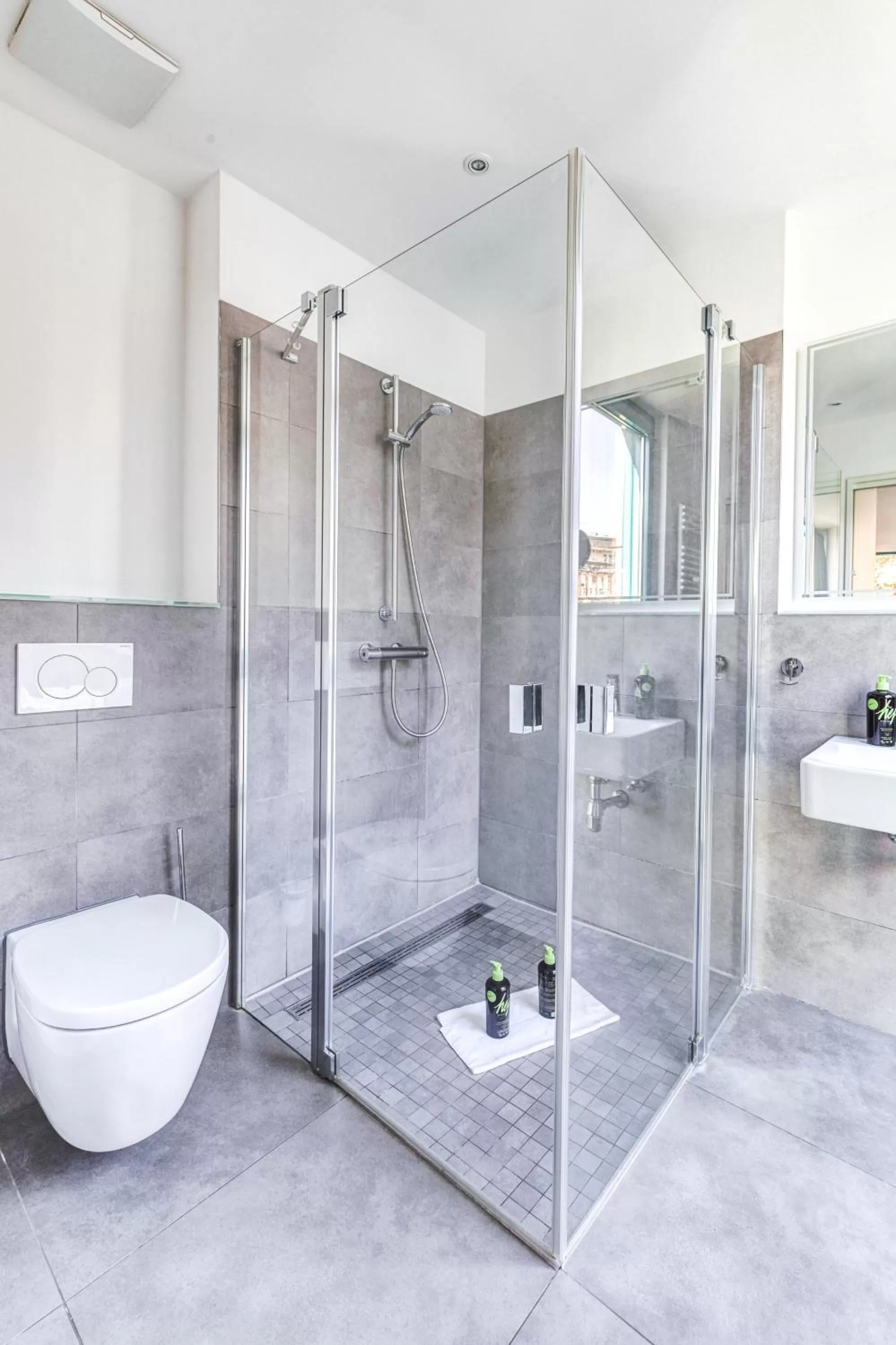 Shower in Limehome Köln Friesenplatz - Digital Access