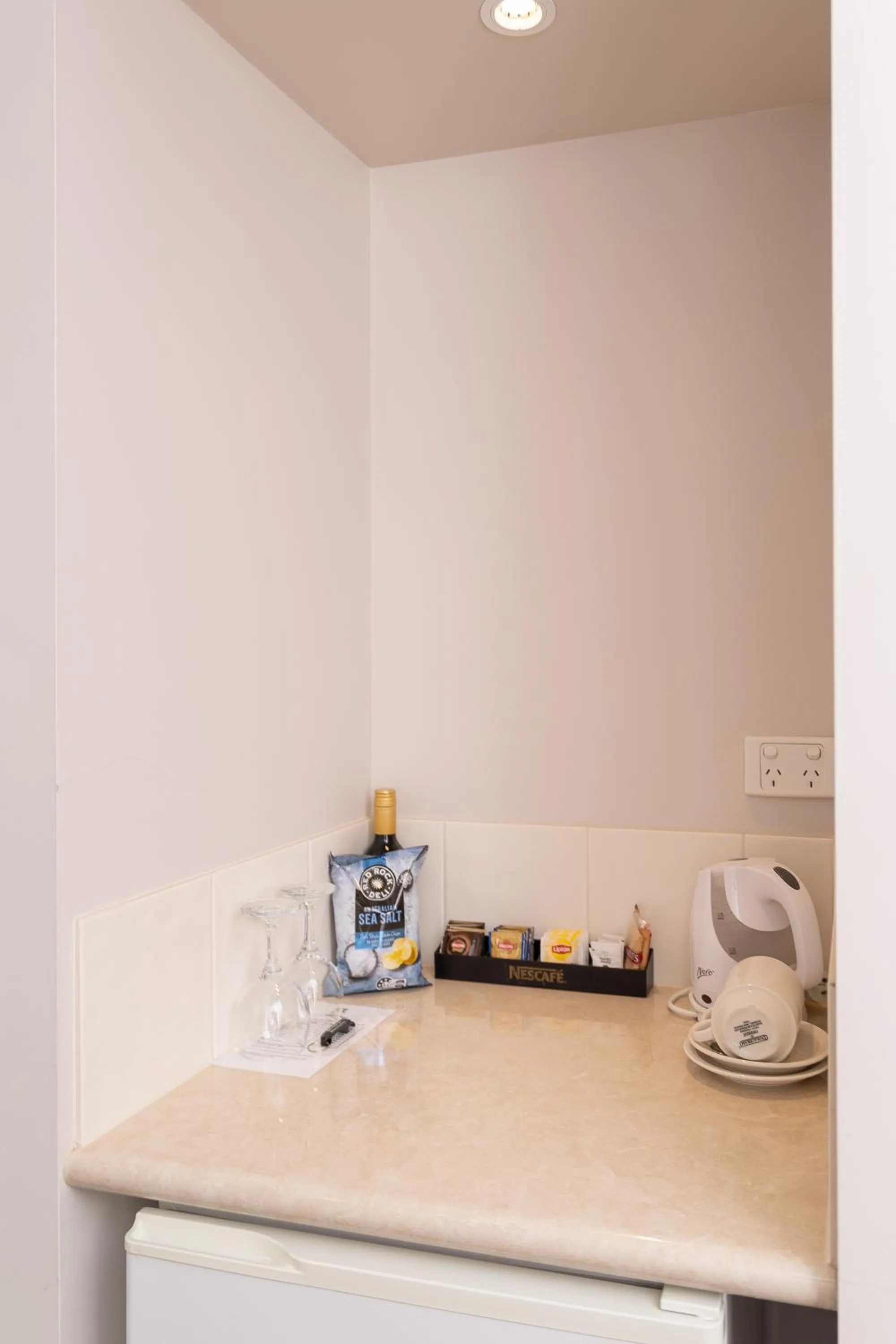 minibar in Dog Rock Motel