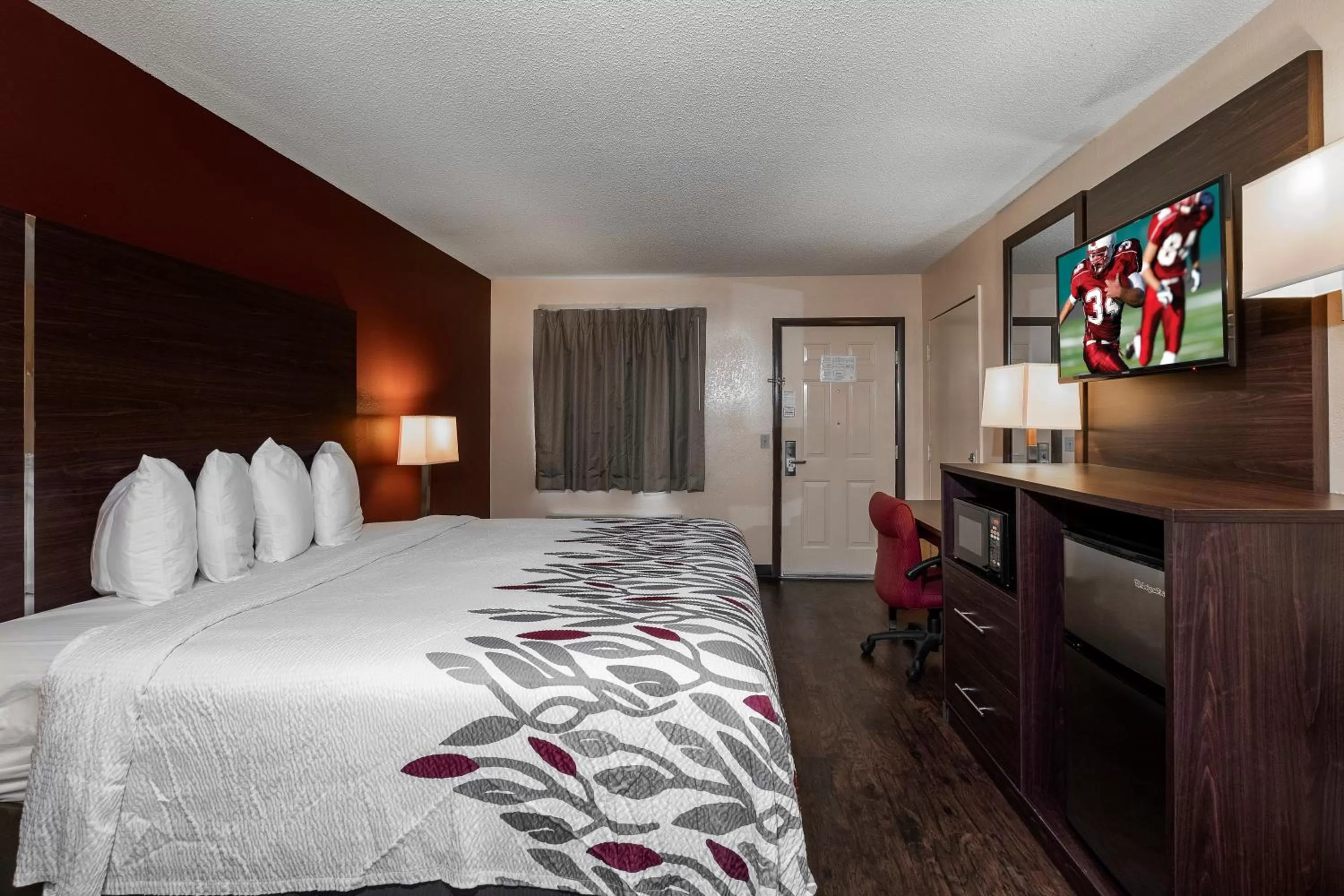 Photo of the whole room, Bed in Red Roof Inn Valdosta - University