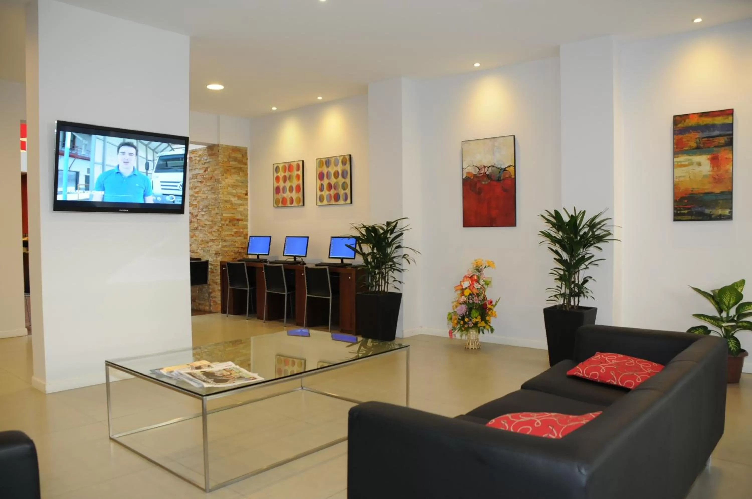 Communal lounge/ TV room in Hotel California