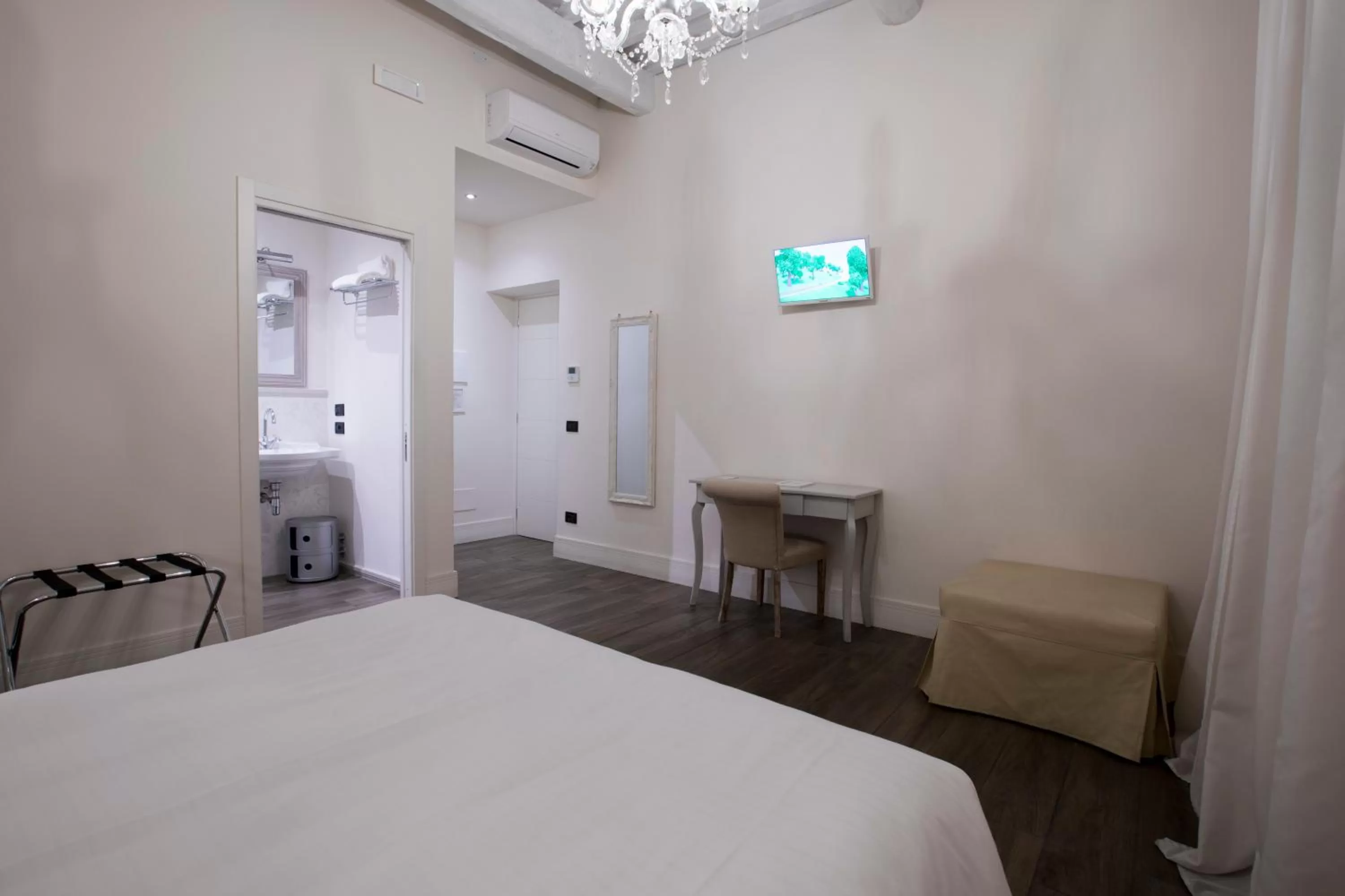 Photo of the whole room, Bed in Tornabuoni View