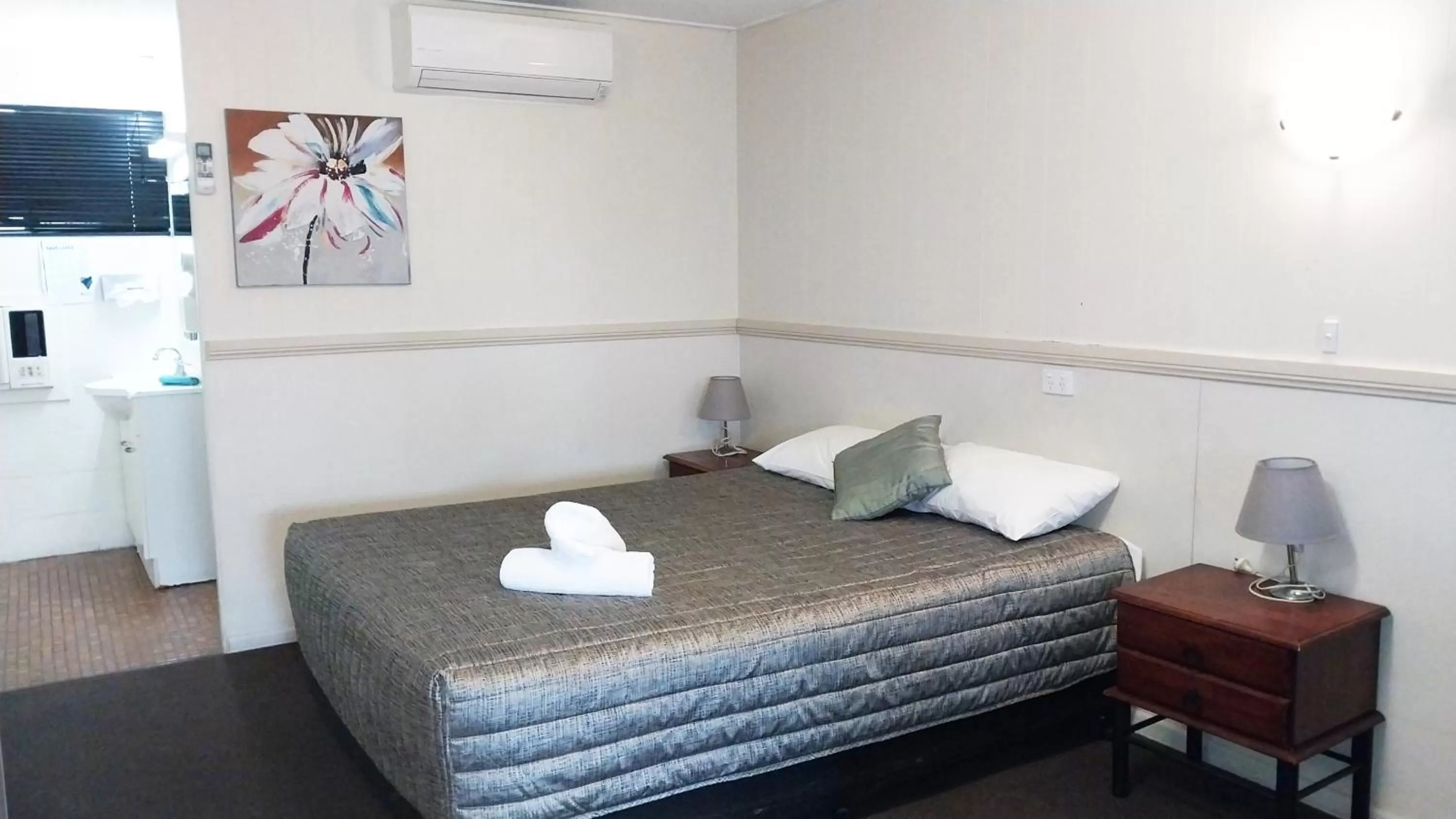 Bedroom, Bed in Miners Lodge Motor Inn