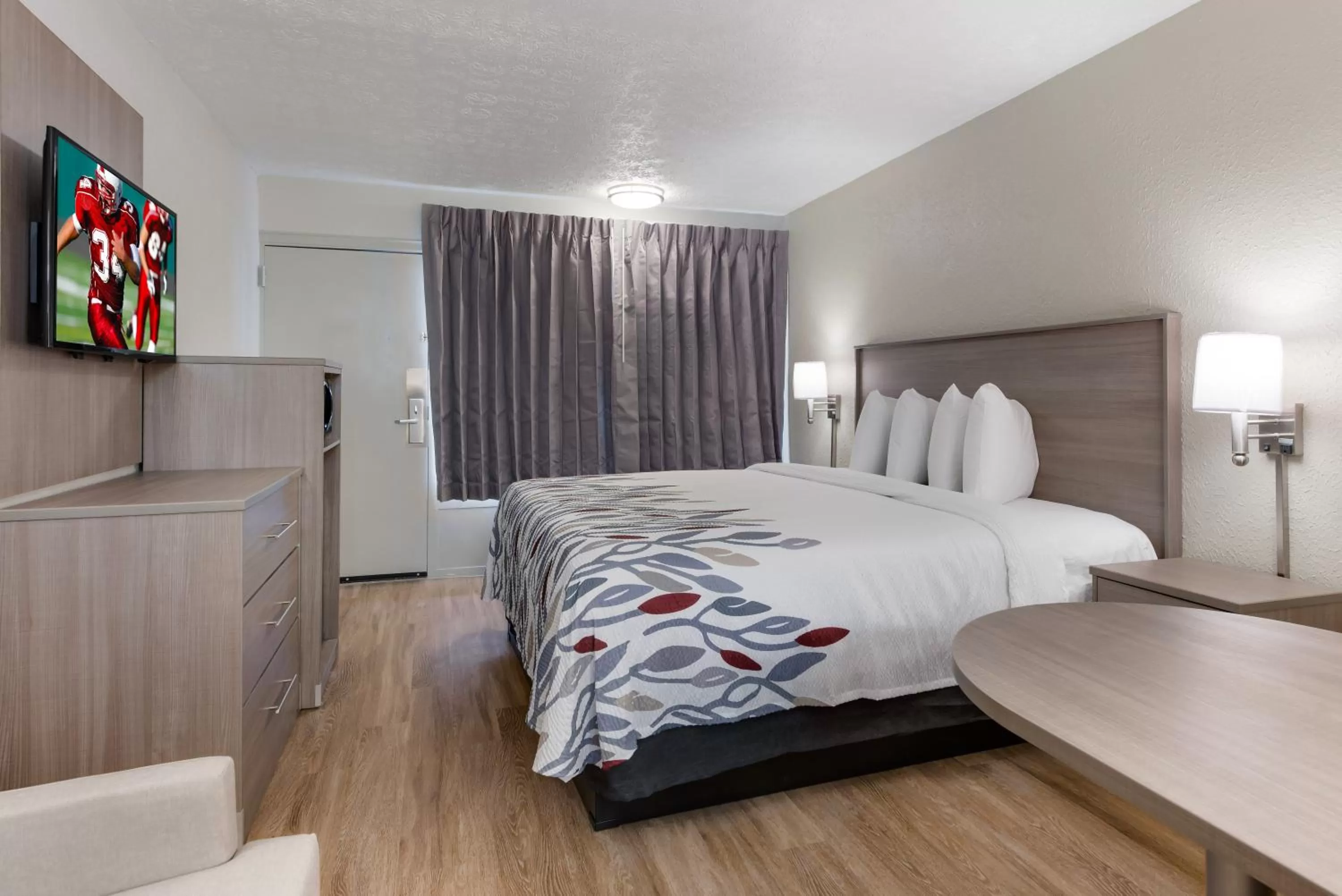 Photo of the whole room, Bed in Red Roof Inn Dayton - Moraine/U of Dayton