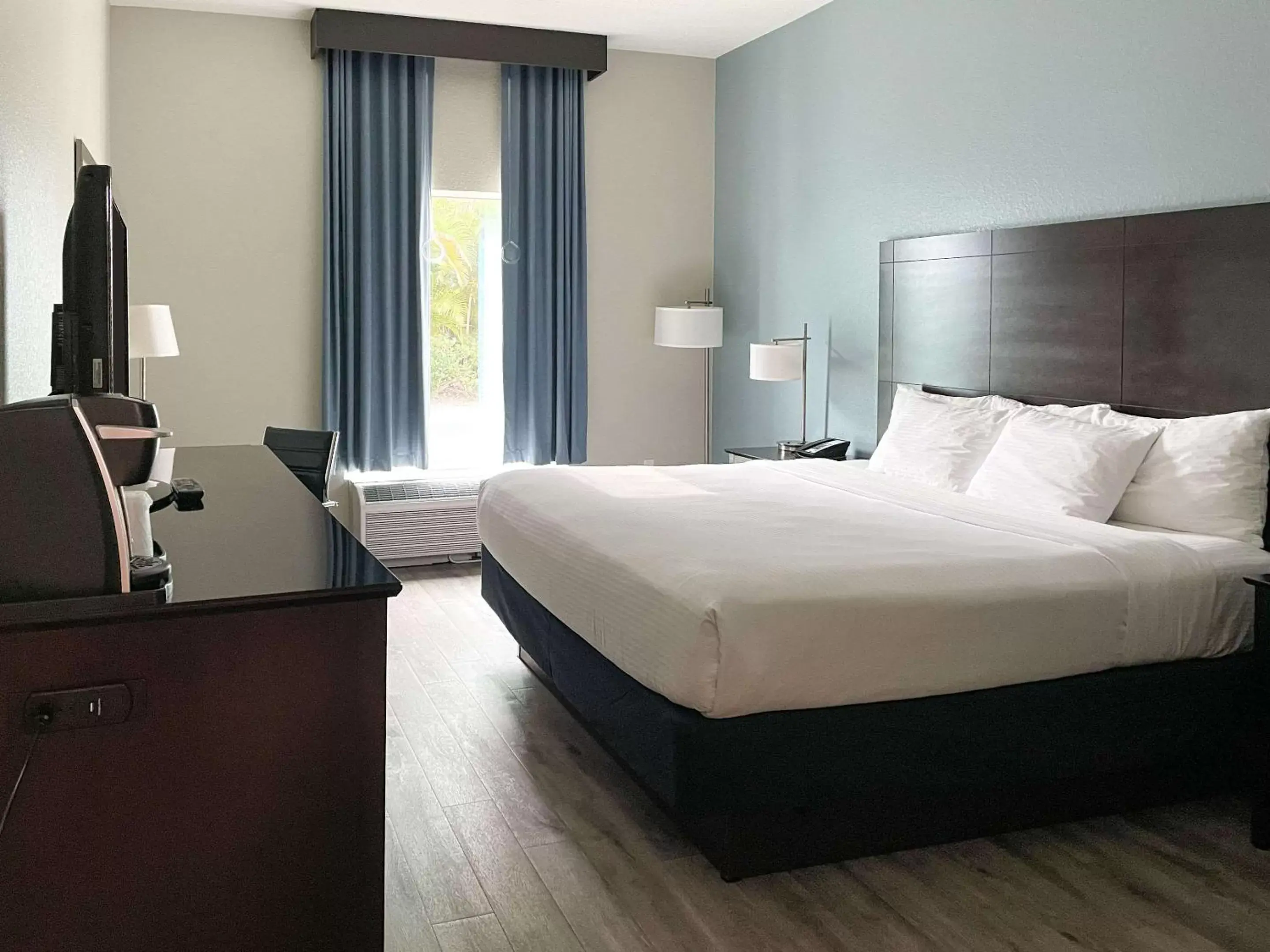 Standard King Room - Non Smoking in Comfort Inn & Suites Melbourne-Viera Standard King Room - Non Smoking in Comfort Inn & Suites Melbourne-Viera