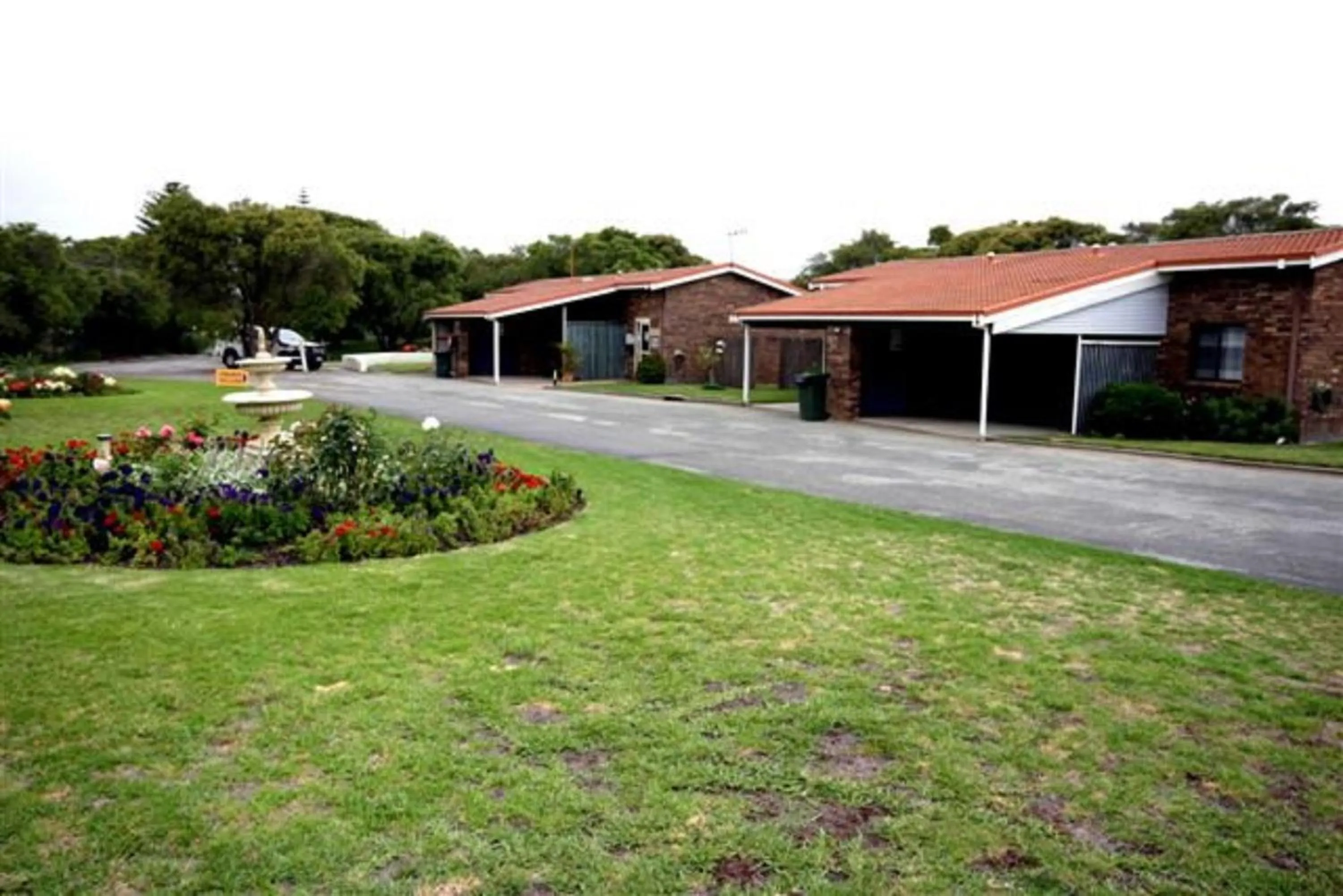 Property building in Emu Beach Chalets