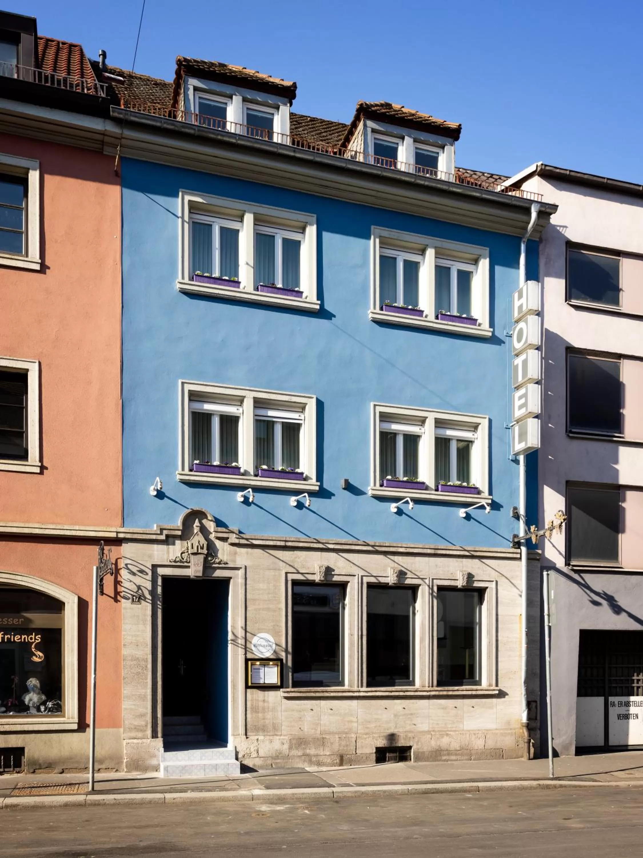 Property building in Hotel Kunterbunt - by homekeepers