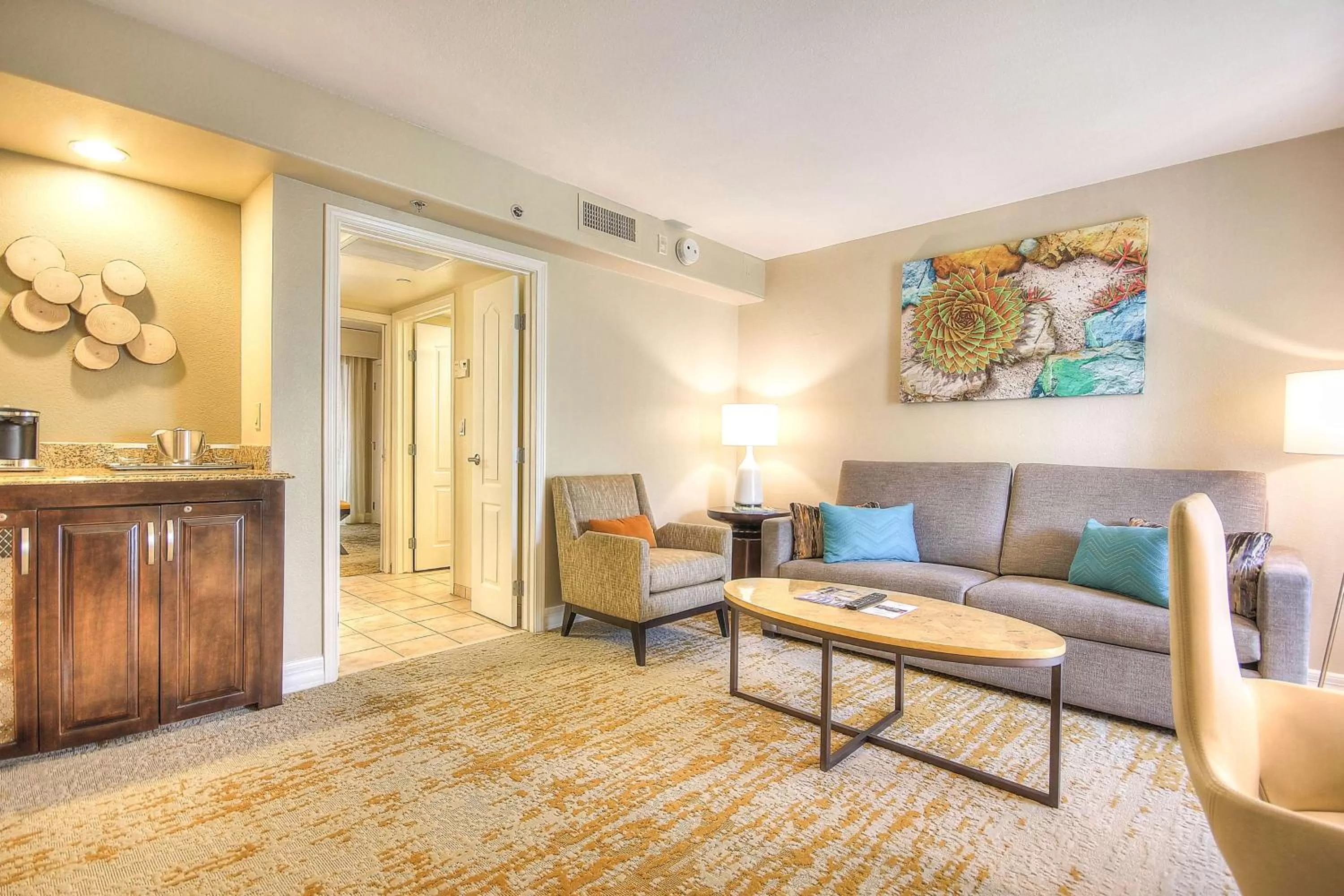 Living room, Bed in Hilton Phoenix Resort at the Peak