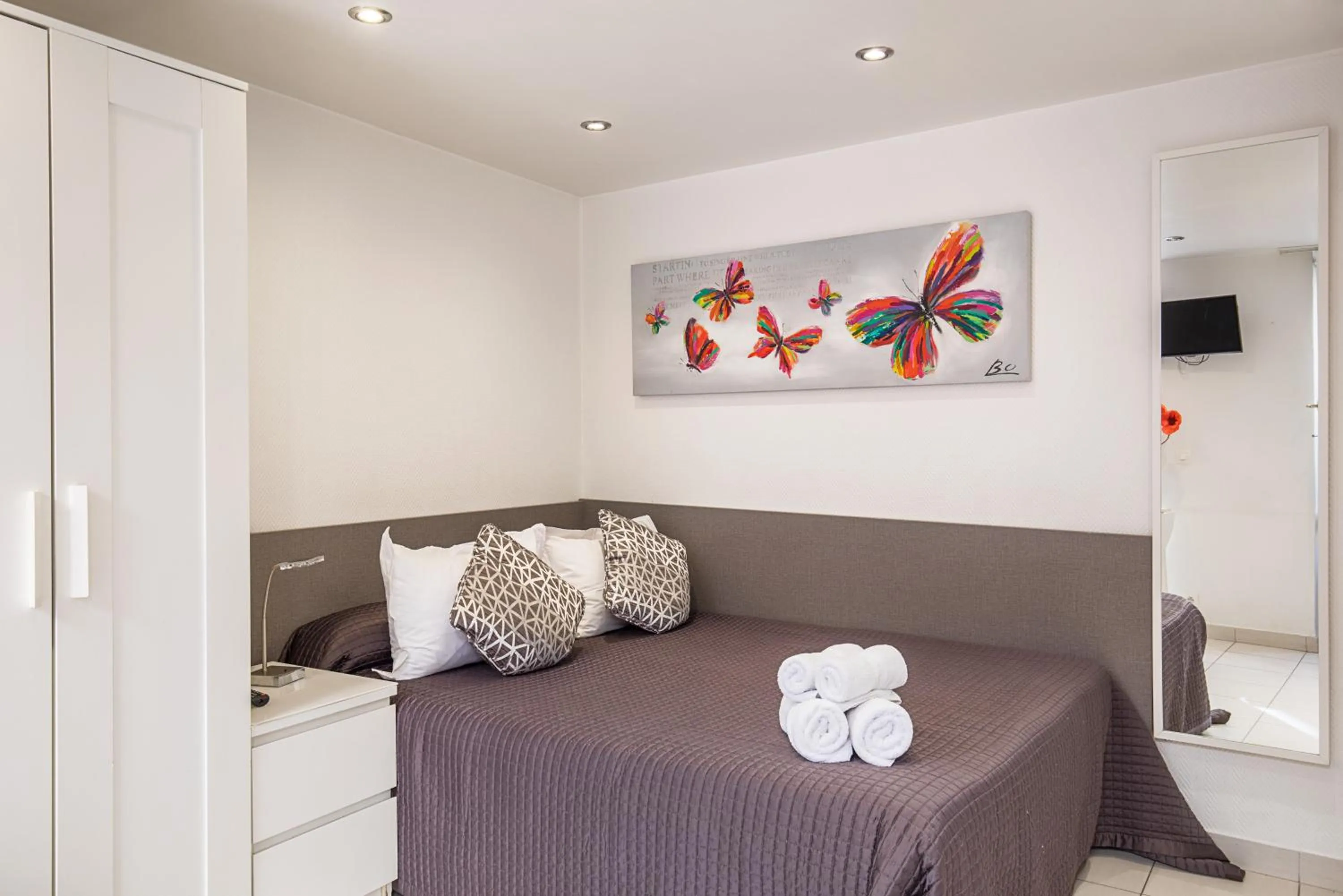 Photo of the whole room, Bed in Hotel De L'Horloge