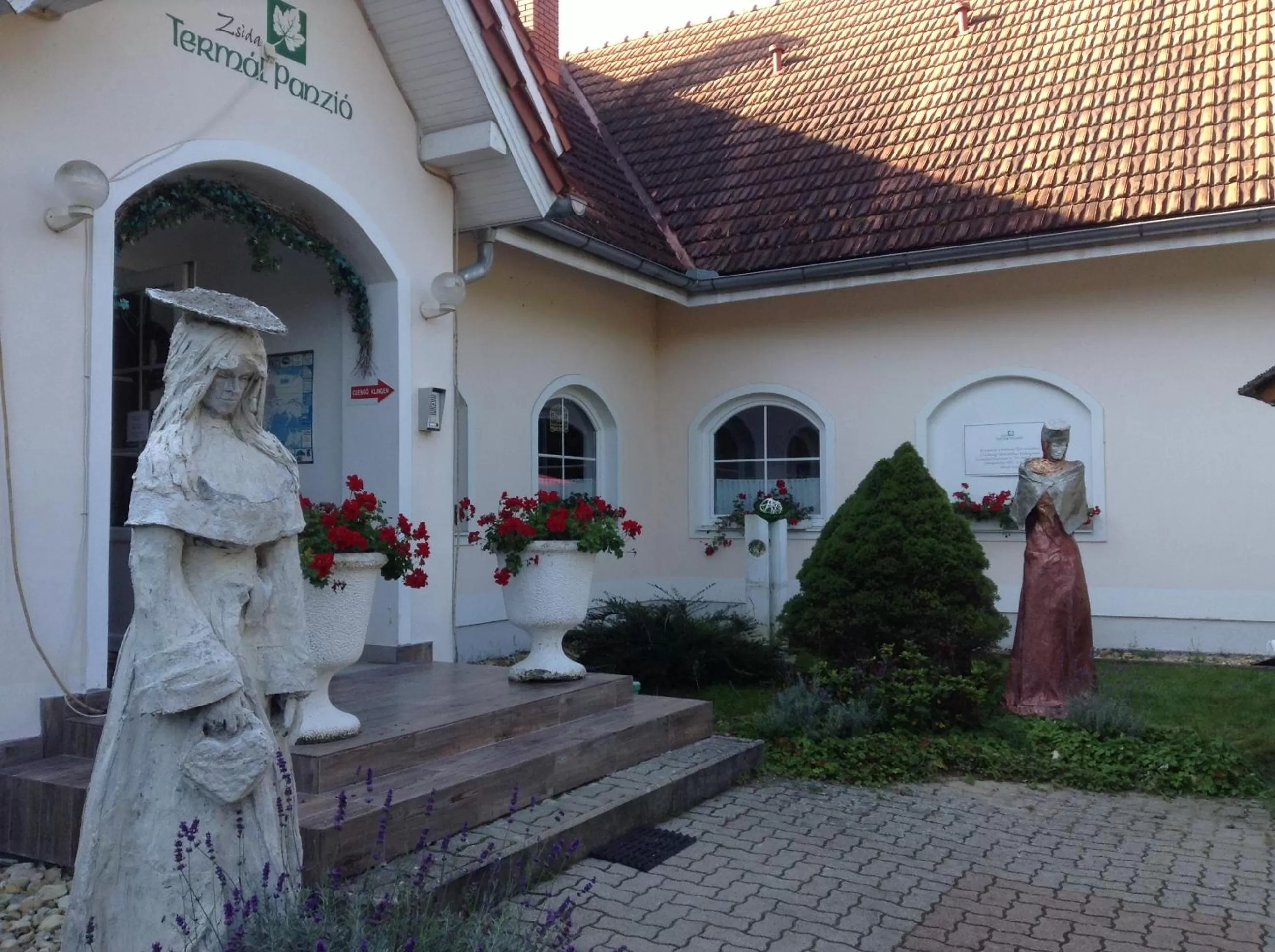 Facade/entrance in Hotel Zsida